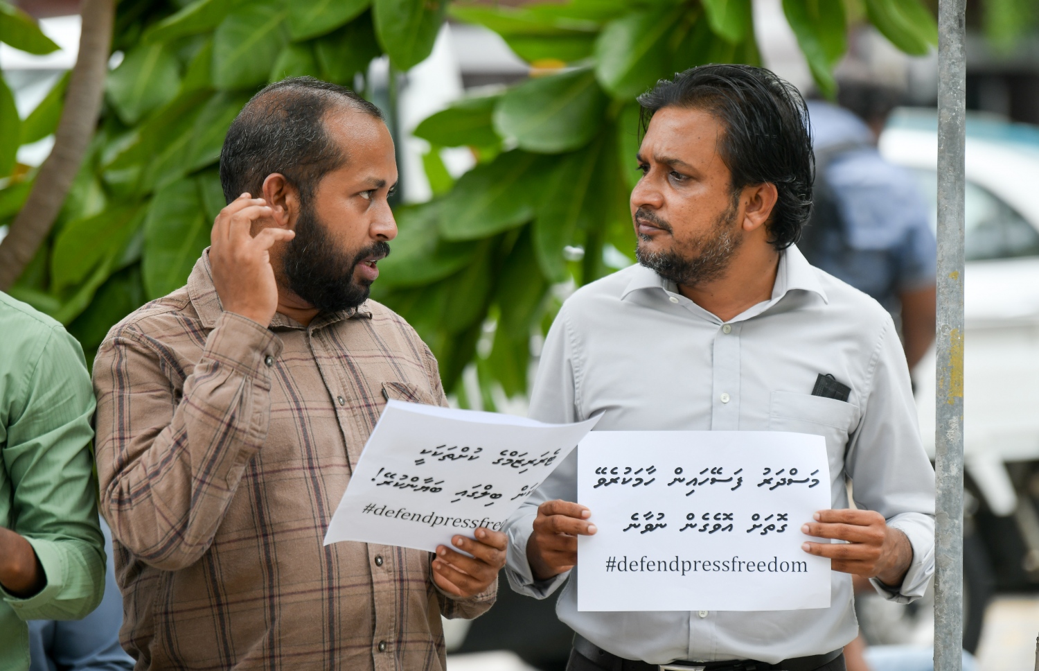 މާލެ: ޖޫން 30، 2022: ސަރުކާރުން ރައްޔިތުންގެ މަޖިލީހަށް ހުށަހަޅާފައިވާ ހެއްކާ ބެހޭ ބިލާ ގުޅިގެން ނޫސްވެރިކަމަށް އޮތް ނުރައްކާ ބޮޑުވެފައިވާތީ، ރައްޔިތުންގެ މަޖިލީހުގެ އިދާރާގެ ކުރިމަތީގައި ނޫސްވެރިން ހަމަހިމޭން އިހުތިޖާޖެއް ކުރަނީ.-- ފޮޓޯ: ނިޝާން އަލީ /މިހާރު