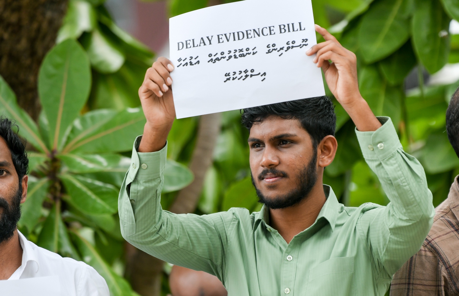 މާލެ: ޖޫން 30، 2022: ސަރުކާރުން ރައްޔިތުންގެ މަޖިލީހަށް ހުށަހަޅާފައިވާ ހެއްކާ ބެހޭ ބިލާ ގުޅިގެން ނޫސްވެރިކަމަށް އޮތް ނުރައްކާ ބޮޑުވެފައިވާތީ، ރައްޔިތުންގެ މަޖިލީހުގެ އިދާރާގެ ކުރިމަތީގައި ނޫސްވެރިން ހަމަހިމޭން އިހުތިޖާޖެއް ކުރަނީ.-- ފޮޓޯ: ނިޝާން އަލީ /މިހާރު