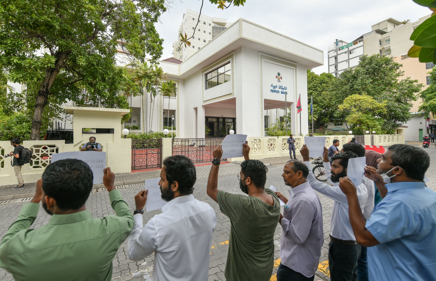 މާލެ: ޖޫން 30، 2022: ސަރުކާރުން ރައްޔިތުންގެ މަޖިލީހަށް ހުށަހަޅާފައިވާ ހެއްކާ ބެހޭ ބިލާ ގުޅިގެން ނޫސްވެރިކަމަށް އޮތް ނުރައްކާ ބޮޑުވެފައިވާތީ، ރައްޔިތުންގެ މަޖިލީހުގެ އިދާރާގެ ކުރިމަތީގައި ނޫސްވެރިން ހަމަހިމޭން އިހުތިޖާޖު ކުރަނީ.-- ފޮޓޯ: ނިޝާން އަލީ /މިހާރު