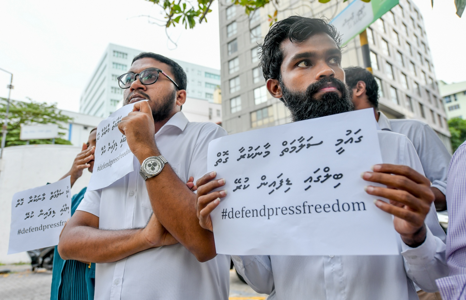 މާލެ: ޖޫން 30، 2022: ސަރުކާރުން ރައްޔިތުންގެ މަޖިލީހަށް ހުށަހަޅާފައިވާ ހެއްކާ ބެހޭ ބިލާ ގުޅިގެން ނޫސްވެރިކަމަށް އޮތް ނުރައްކާ ބޮޑުވެފައިވާތީ، ރައްޔިތުންގެ މަޖިލީހުގެ އިދާރާގެ ކުރިމަތީގައި ނޫސްވެރިން ހަމަހިމޭން އިހުތިޖާޖެއް ކުރަނީ.-- ފޮޓޯ: ނިޝާން އަލީ /މިހާރު