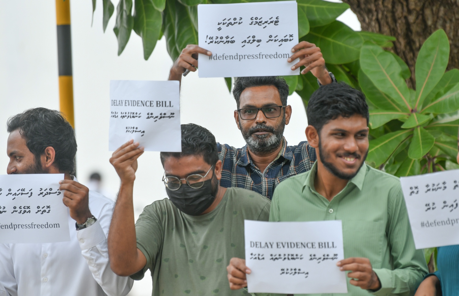 މާލެ: ޖޫން 30، 2022: ސަރުކާރުން ރައްޔިތުންގެ މަޖިލީހަށް ހުށަހަޅާފައިވާ ހެއްކާ ބެހޭ ބިލާ ގުޅިގެން ނޫސްވެރިކަމަށް އޮތް ނުރައްކާ ބޮޑުވެފައިވާތީ، ރައްޔިތުންގެ މަޖިލީހުގެ އިދާރާގެ ކުރިމަތީގައި ނޫސްވެރިން ހަމަހިމޭން އިހުތިޖާޖެއް ކުރަނީ.-- ފޮޓޯ: ނިޝާން އަލީ /މިހާރު