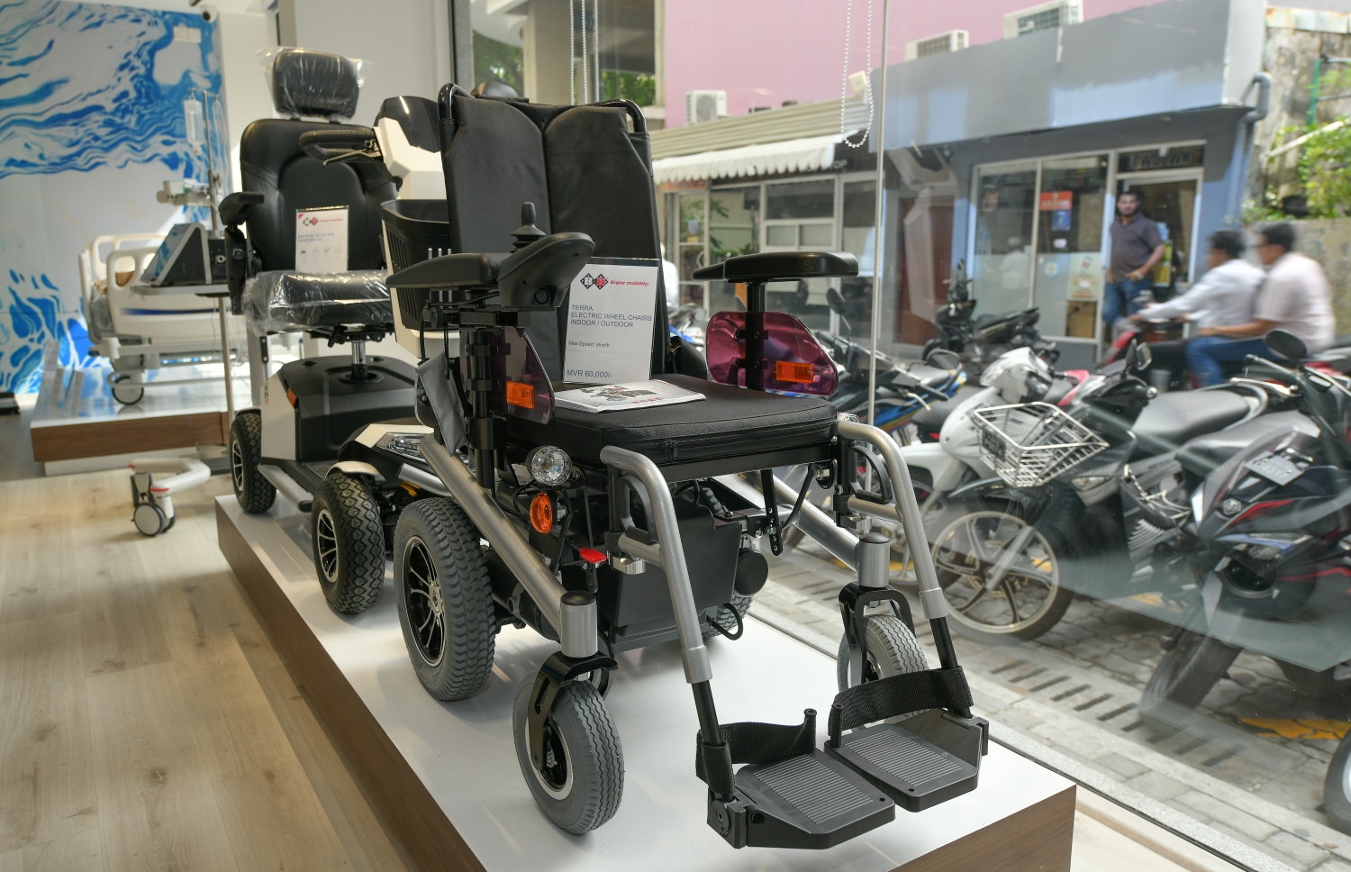 މެޑްޓެކް ހޯމްކެއާގެ މޮބިލިޓީ ރޭންޖުގެ ދަށުން މޮޓޮރައިޒްޑް ވީލް ޗެއާ އާއި އެއްތަނުން އަނެއް ތަނަށް ދިޔުމަށް ބޭނުން ކުރާ އެކި ކަހަލަ އެއްޗިހި ލިބެން ހުރޭ. ފޮޓޯ: ނިޝާން އަލީ | މިހާރު