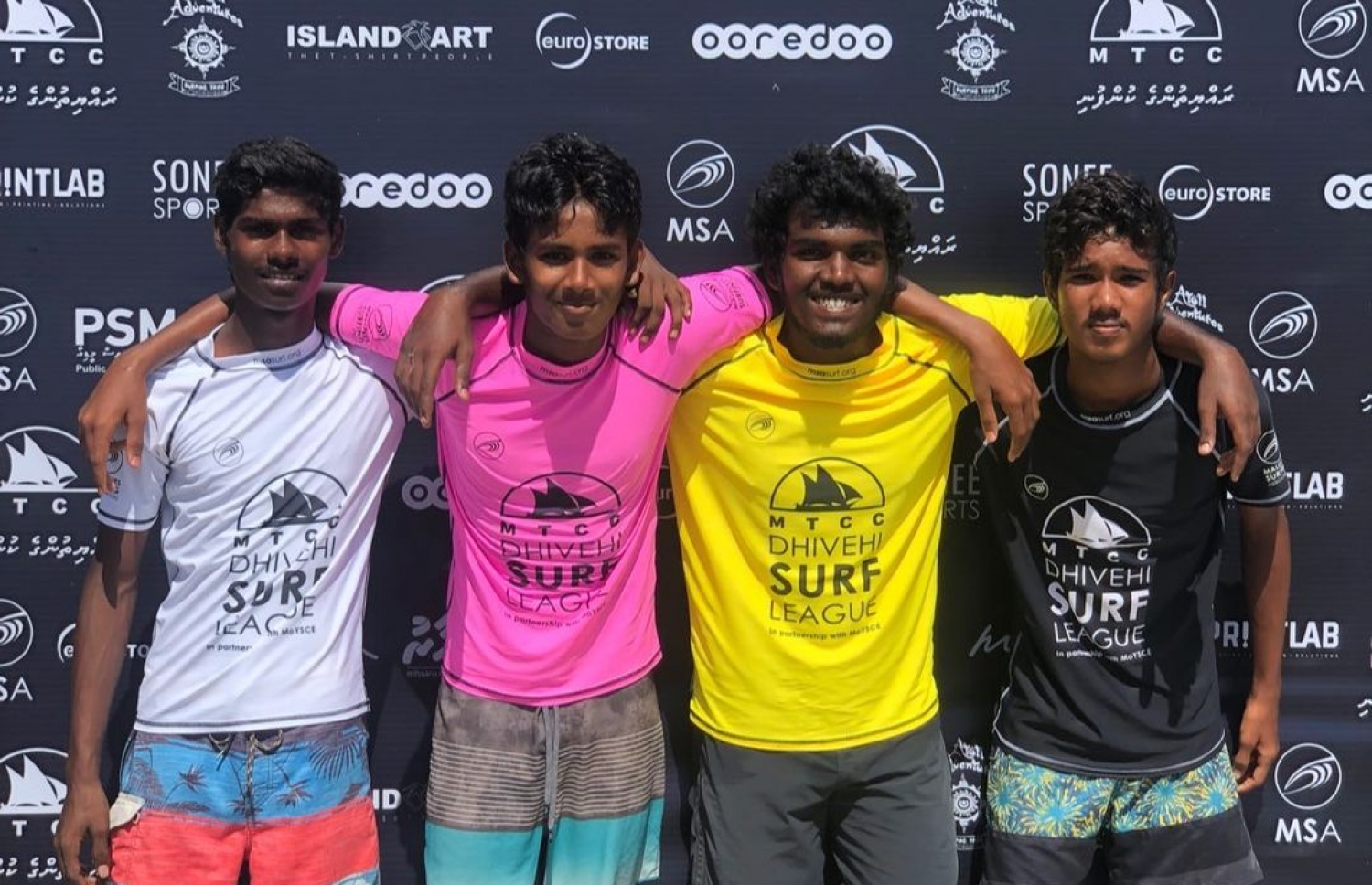 ޖޫނިއާ ކެޓަގަރީގެ ފުރަތަމަ ބުރުގެ ހަތަރުވަނަ ހީޓުގައި ވާދަކުރި ރާޅާއެޅުންތެރިން.-- ފޮޓޯ: އެމްއެސްއޭ