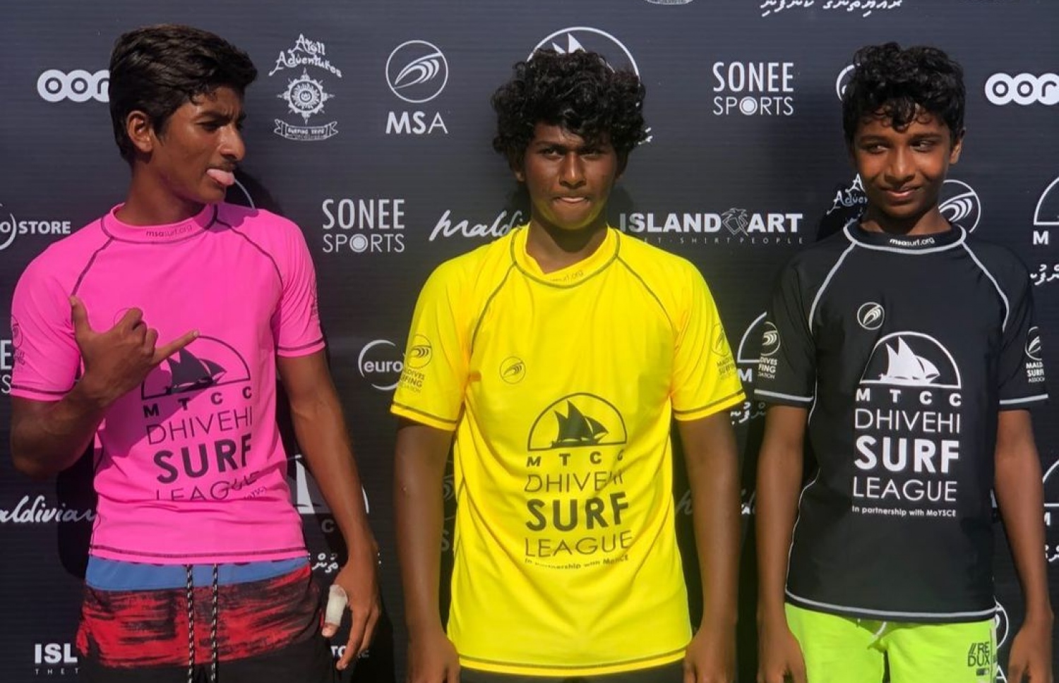 ޖޫނިއާ ބައިން މުބާރާތް ފަށަން އޮތް ފުރަތަމަ ހީޓުގައި ވާދަކުރި ރާޅާއެޅުންތެރިން.-- ފޮޓޯ: އެމްއެސްއޭ