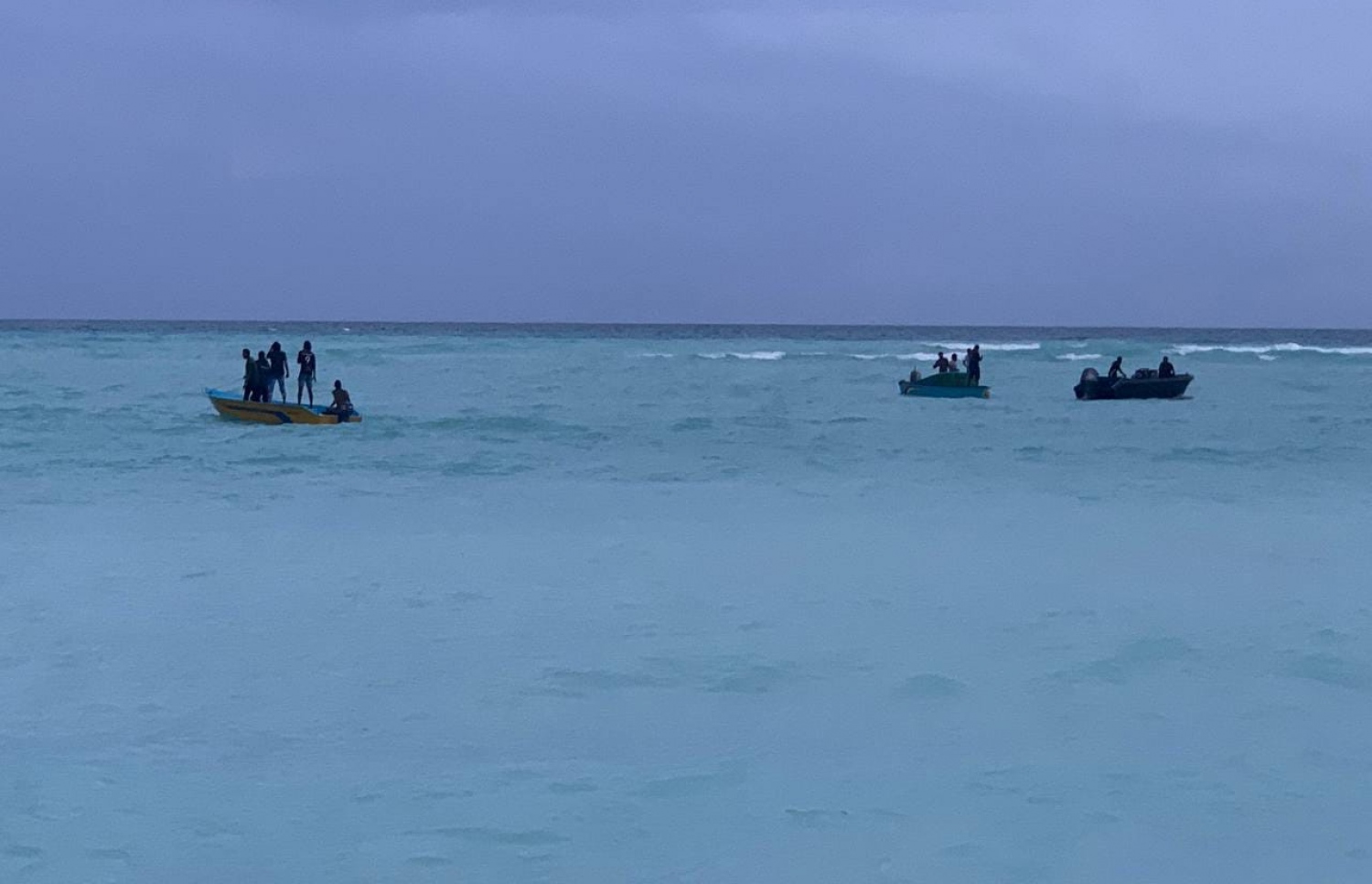 ފެންފުށީގައި މޫދަށް އެރި އުޅެނިކޮށް ގެއްލުނު ދެ ޒުވާނުން ހޯދުމުގެ މަސައްކަތް ކުރަނީ.--