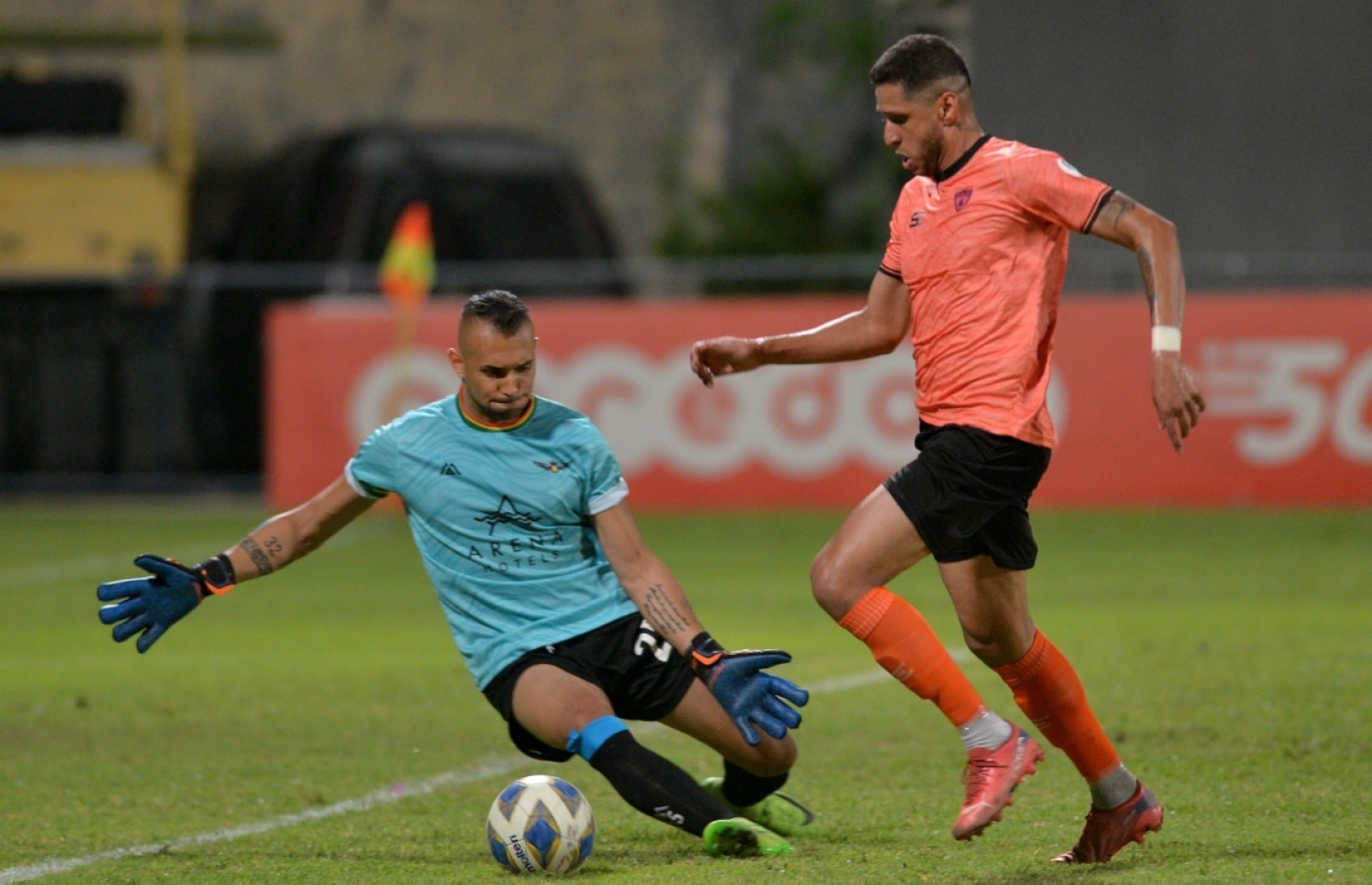 ބްރޫނޯ، ގްރާންޑޭ ކީޕަރު ތާހާ ކައިރިން ނައްޓާފައި އީގަލްސްގެ ފުރަތަމަ ލަނޑު ޖަހަނީ.-- ފޮޓޯ: އެފްއޭއެމް