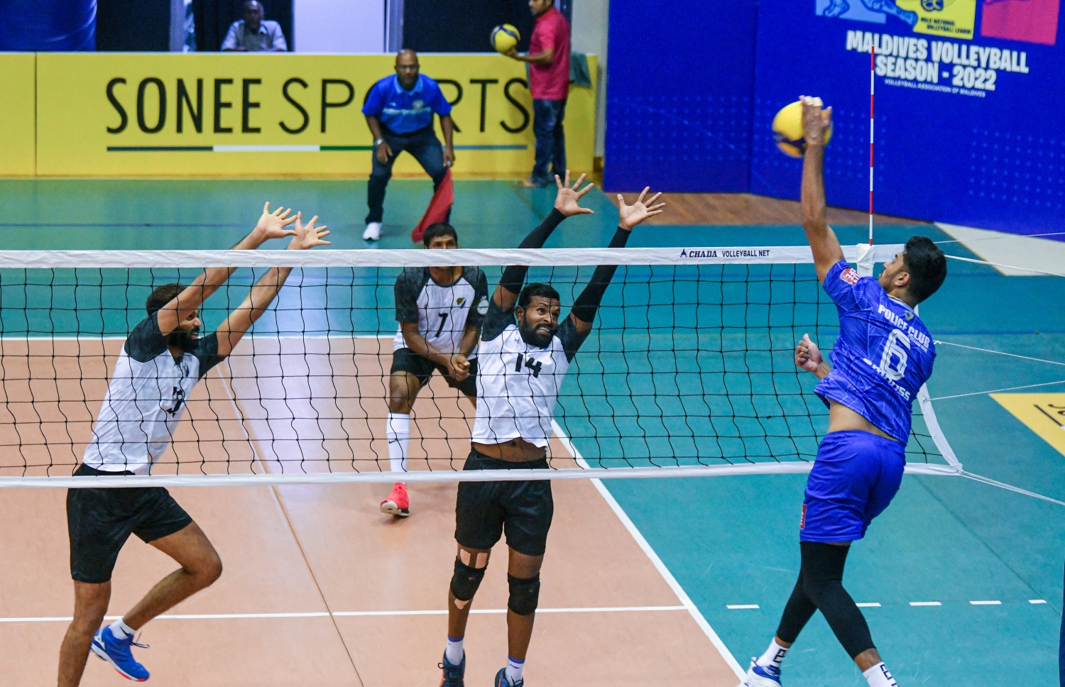 ގައުމީ ލީގުގައި ޕޮލިސް ކުލަބާއި ދިވެހި ސިފައިންގެ ކުލަބް ބައްދަލުކުރި މެޗުގެ ތެރެއިން.-- ފޮޓޯ: ނިޝާން އަލީ/ މިހާރު