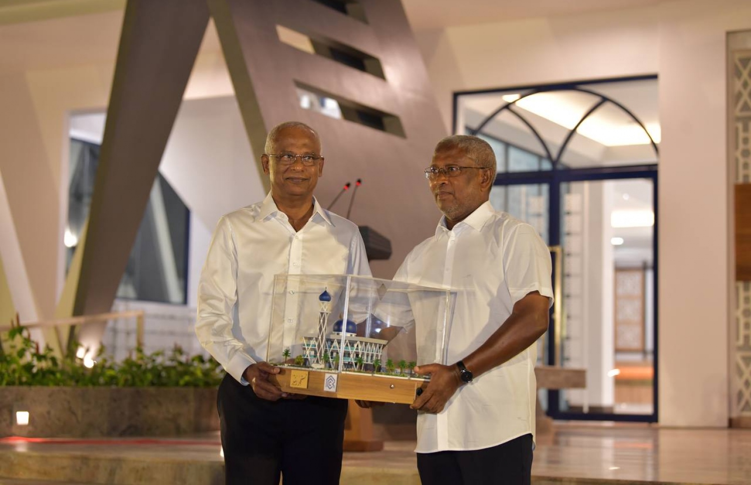 މިސްކިތް ހުޅުވުމުގެ ރަސްމިއްޔާތުގައި ރައީސް އިބްރާހިމް މުހައްމަދު ސޯލިހް (ވ) އަށް މިސްކިތުގެ މޮޑެލްއެއް ހަދިޔާކުރަނީ. --- ފޮޓޯ/ރައީސް އޮފީސް