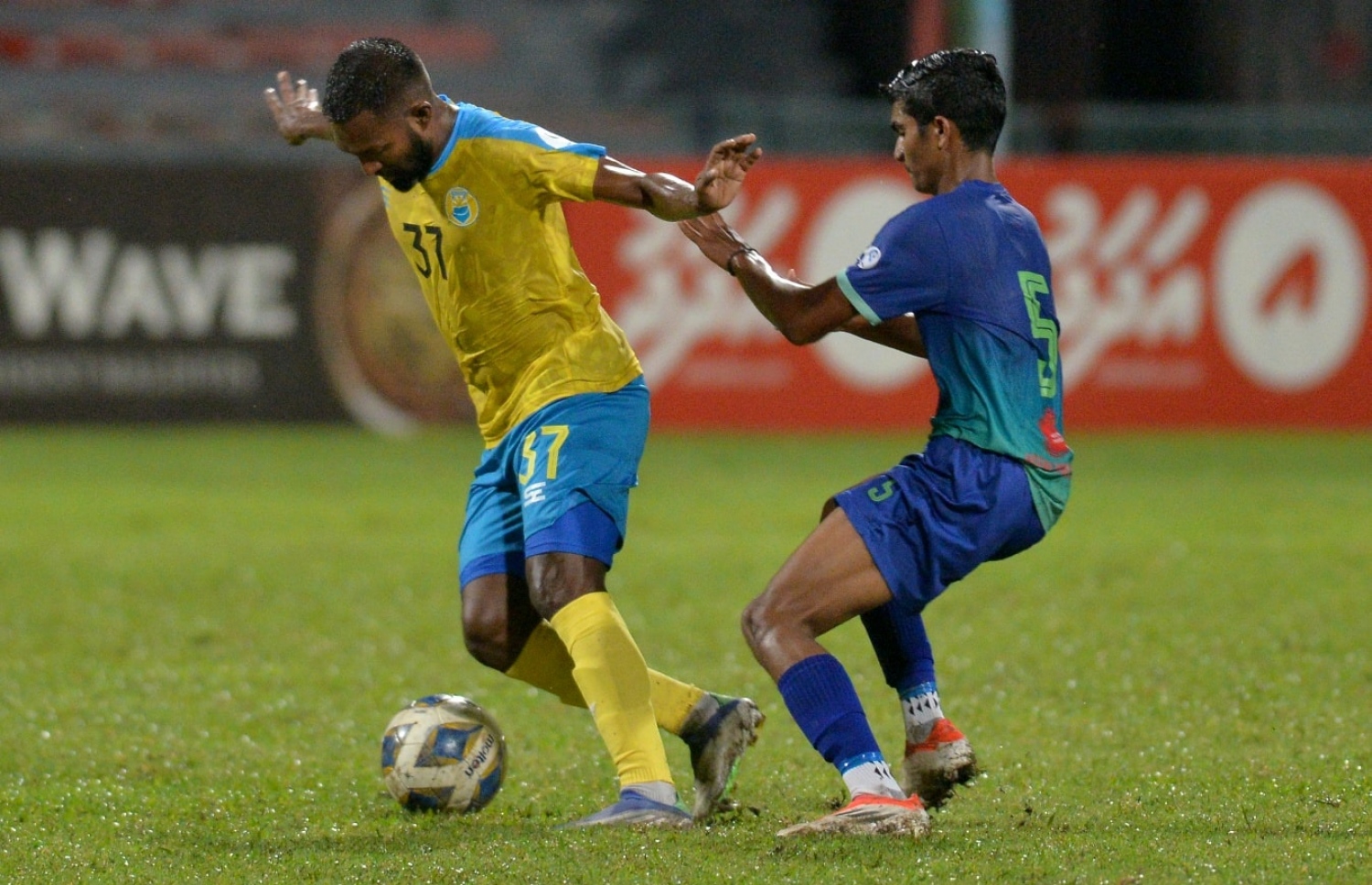 މެޗުގެ މޮޅު ކުޅުންތެރިޔަކަށް ހޮވުނު ވެލެންސިއާގެ އުމެއިރު އަތުން ބޯޅަ ހޯދަން، ސަސް އަށް ލަނޑު ޖަހައިދިން އައިހަމް މަސައްކަތްކުރަނީ.-- ފޮޓޯ: އެފްއޭއެމް