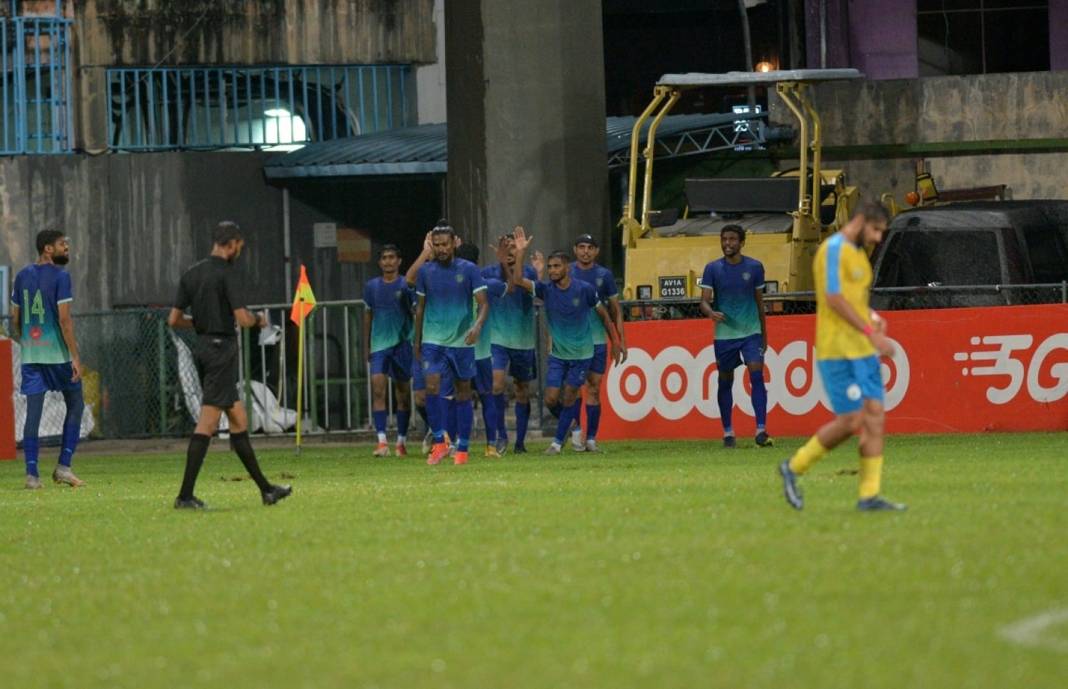 ސަސް އިން މެޗުގެ ކުރީކޮޅު، އައިހަމްގެ ލަނޑުން ލީޑު ނެގުމަށް ފަހު އުފާފާޅުކުރަނީ.-- ފޮޓޯ: އެފްއޭއެމް