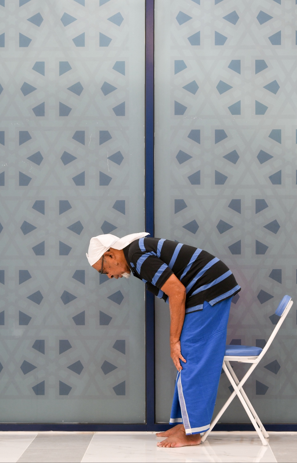 އާރުސީސީގެ ހަރަދުގައި ހުޅުމާލޭގައި އިމާރާތްކުރި މަސްޖިދުއް ރަޝީދު ރަސްމީކޮށް ހުޅުވުމަށް ފަހު އެ މިސްކިތުގައި ރޭ މީހަކު ނަމާދު ކުރަނީ: ހުޅުމާލޭގެ އަމިން އެވެނިއު ކައިރީގައި އިމާރާތްކުރި މަސްޖިދުއް ރަޝީދަކީ 1،200 މީހުންގެ ޖާގައިގެ ތަނެއް.--- ފޮޓޯ: ނިޝާން އަލީ/މިހާރު