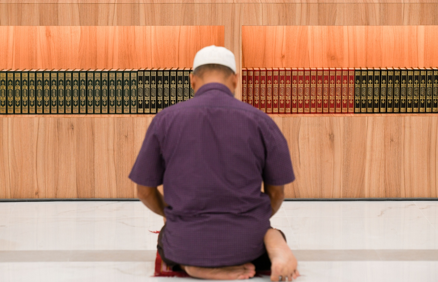 އާރުސީސީގެ ހަރަދުގައި ހުޅުމާލޭގައި އިމާރާތްކުރި މަސްޖިދުއް ރަޝީދު ރަސްމީކޮށް ހުޅުވުމަށް ފަހު އެ މިސްކިތުގައި ރޭ މީހަކު ނަމާދު ކުރަނީ: ހުޅުމާލޭގެ އަމިން އެވެނިއު ކައިރީގައި އިމާރާތްކުރި މަސްޖިދުއް ރަޝީދަކީ 1،200 މީހުންގެ ޖާގައިގެ ތަނެއް.--- ފޮޓޯ: ނިޝާން އަލީ/މިހާރު