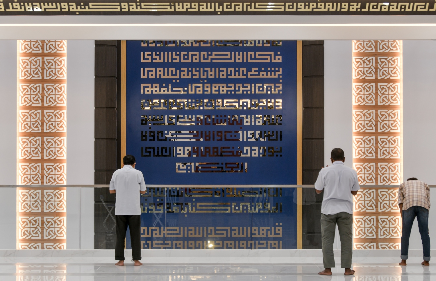 އާރުސީސީގެ ހަރަދުގައި ހުޅުމާލޭގައި އިމާރާތްކުރި މަސްޖިދުއް ރަޝީދު ރަސްމީކޮށް ހުޅުވުމަށް ފަހު އެ މިސްކިތުގައި ރޭ ބަޔަކު ނަމާދު ކުރަނީ: ހުޅުމާލޭގެ އަމިން އެވެނިއު ކައިރީގައި އިމާރާތްކުރި މަސްޖިދުއް ރަޝީދަކީ 1،200 މީހުންގެ ޖާގައިގެ ތަނެއް.--- ފޮޓޯ: ނިޝާން އަލީ/މިހާރު