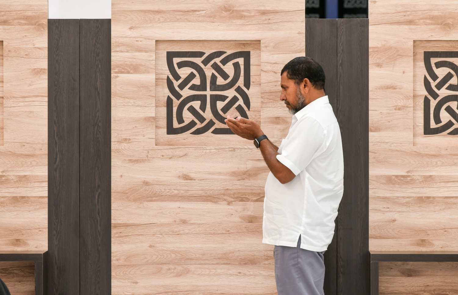 އާރުސީސީގެ ހަރަދުގައި ހުޅުމާލޭގައި އިމާރާތްކުރި މަސްޖިދުއް ރަޝީދު ރަސްމީކޮށް ހުޅުވުމަށް ފަހު އެ މިސްކިތުގައި ރޭ މީހަކު ނަމާދު ކުރަނީ: ހުޅުމާލޭގެ އަމިން އެވެނިއު ކައިރީގައި އިމާރާތްކުރި މަސްޖިދުއް ރަޝީދަކީ 1،200 މީހުންގެ ޖާގައިގެ ތަނެއް.--- ފޮޓޯ: ނިޝާން އަލީ/މިހާރު