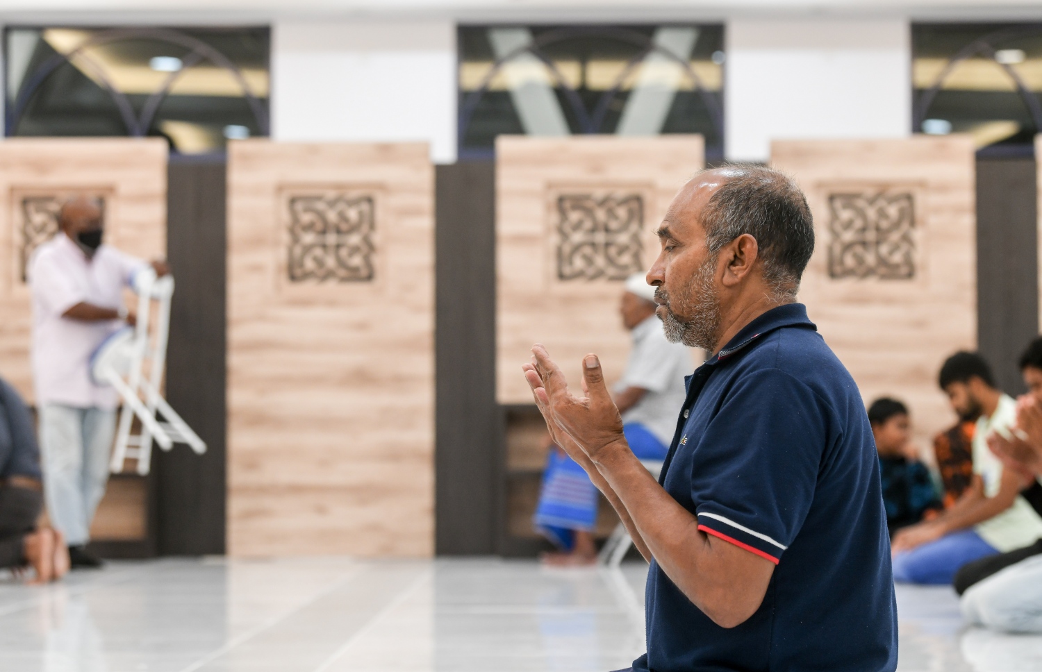 އާރުސީސީގެ ހަރަދުގައި ހުޅުމާލޭގައި އިމާރާތްކުރި މަސްޖިދުއް ރަޝީދު ރަސްމީކޮށް ހުޅުވުމަށް ފަހު އެ މިސްކިތުގައި ރޭ ބަޔަކު އަޅުކަމުގައި: ހުޅުމާލޭގެ އަމިން އެވެނިއު ކައިރީގައި އިމާރާތްކުރި މަސްޖިދުއް ރަޝީދަކީ 1،200 މީހުންގެ ޖާގައިގެ ތަނެއް.--- ފޮޓޯ: ނިޝާން އަލީ/މިހާރު