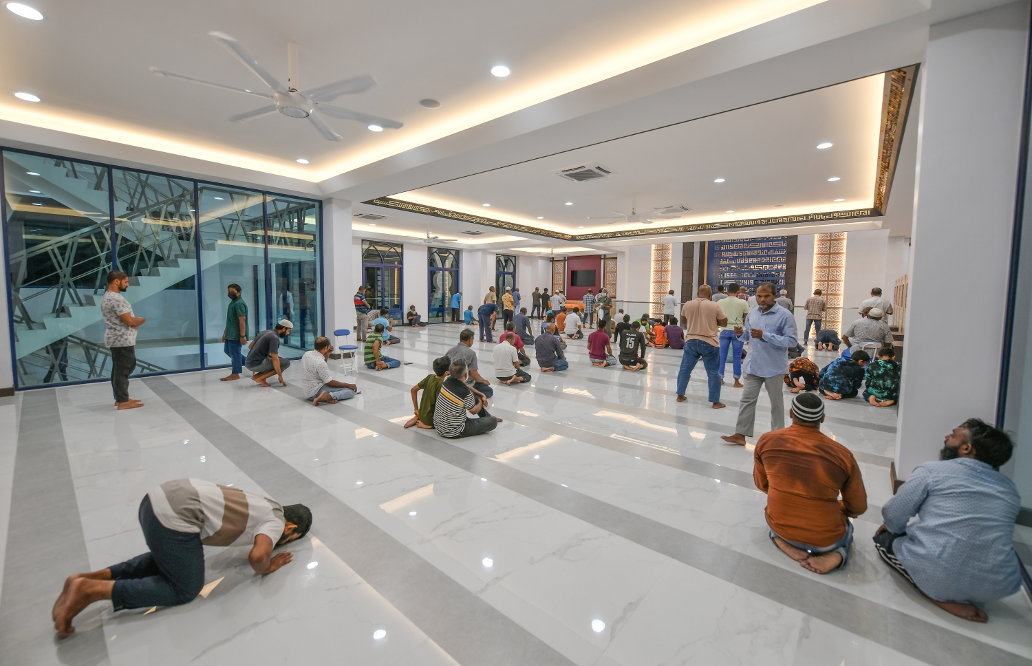 އާރުސީސީގެ ހަރަދުގައި ހުޅުމާލޭގައި އިމާރާތްކުރި މަސްޖިދުއް ރަޝީދު ރަސްމީކޮށް ހުޅުވުމަށް ފަހު އެ މިސްކިތުގައި ރޭ ބަޔަކު އަޅުކަމުގައި: ހުޅުމާލޭގެ އަމިން އެވެނިއު ކައިރީގައި އިމާރާތްކުރި މަސްޖިދުއް ރަޝީދަކީ 1،200 މީހުންގެ ޖާގައިގެ ތަނެއް.--- ފޮޓޯ: ނިޝާން އަލީ/މިހާރު