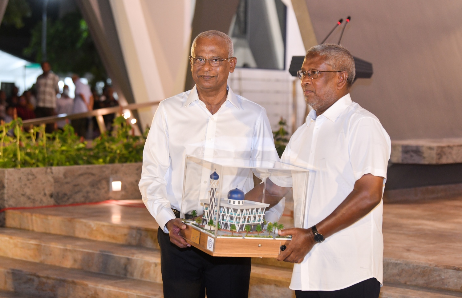 އާރުސީސީގެ ހަރަދުގައި ހުޅުމާލޭގައި އިމާރާތްކުރި "މަސްޖިދުއް ރަޝީދު" ގެ މޮޑެލްއެއް އެ ކުންފުނީގެ އެމްޑީ އިބްރާހިމް ރަޝީދު، ރައީސް އިބްރާހިމް މުހައްމަދު ސޯލިހަށް އަރުވަނީ: ހުޅުމާލޭގެ އަމިން އެވެނިއު ކައިރީގައި އިމާރާތްކުރި މަސްޖިދުއް ރަޝީދަކީ 1،200 މީހުންގެ ޖާގައިގެ ތަނެއް.-- ފޮޓޯ: ނިޝާން އަލީ/މިހާރު