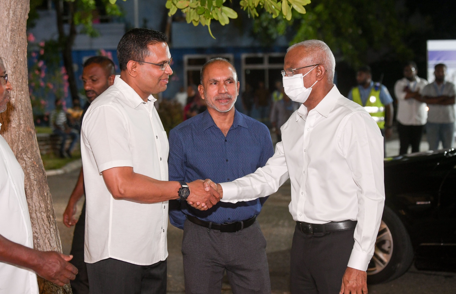 އާރުސީސީގެ ހަރަދުގައި ހުޅުމާލޭގައި އިމާރާތްކޮށްދިން "މަސްޖިދުއްރަޝީދު" ހުޅުވުމުގެ ރަސްމިއްޔާތަށް ރައީސް އިބްރާހިމް މުހައްމަދު ސޯލިހު ވަޑައިގެން، އެ ކުންފުނީގެ ޗެއާމަން ދަނގެތި ދާއިރާގެ މެމްބަރު މުހައްމަދު ނާޒިމްއާ ސަލާމް ކުރައްވާއިރު، އިސްލާމިކް މިނިސްޓަރު ޑރ. އަހުމަދު ޒާހިރު އަރިހުގައި.---ފޮޓޯ: ނިޝާން އަލީ| މިހާރު