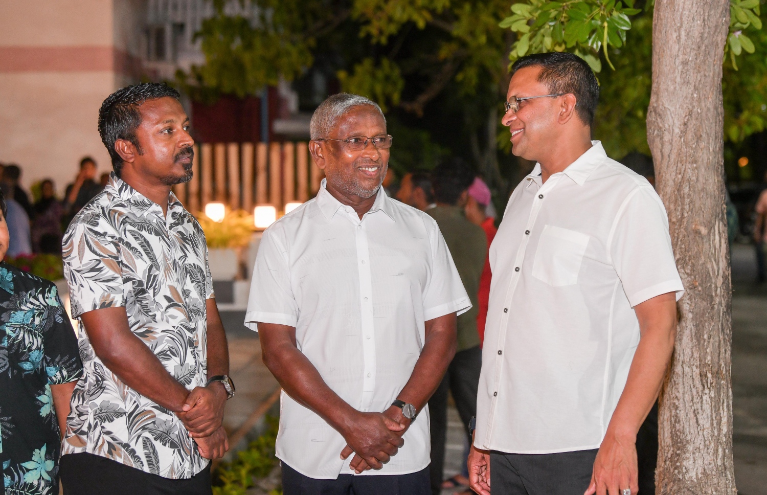 އާރުސީސީން ހުޅުމާލޭގައި ހިލޭ އިމާރާތްކޮށްދިން "މަސްޖިދުއްރަޝީދު" ހުޅުވުމަށް ބޭއްވި ރަސްމިއްޔާތުގައި އެ ކުންފުނީގެ ޗެއާމަން އަދި ދަނގެތި ދާއިރާގެ މެމްބަރު މުހައްމަދު ނާޒިމް (ކ) އާއި މެނޭޖިން ޑިރެކްޓަރު އިބްރާހިމް ރަޝީދު އަދި ރަޝީދުގެ ދަރިކަލުން ވިލިމާލެ ދާއިރާގެ މެމްބަރު އަހުމަދު އުޝާމް ބައިވެރިވެވަޑައިގަންނަވަނީ.---ފޮޓޯ: ނިޝާން އަލީ/މިހާރު