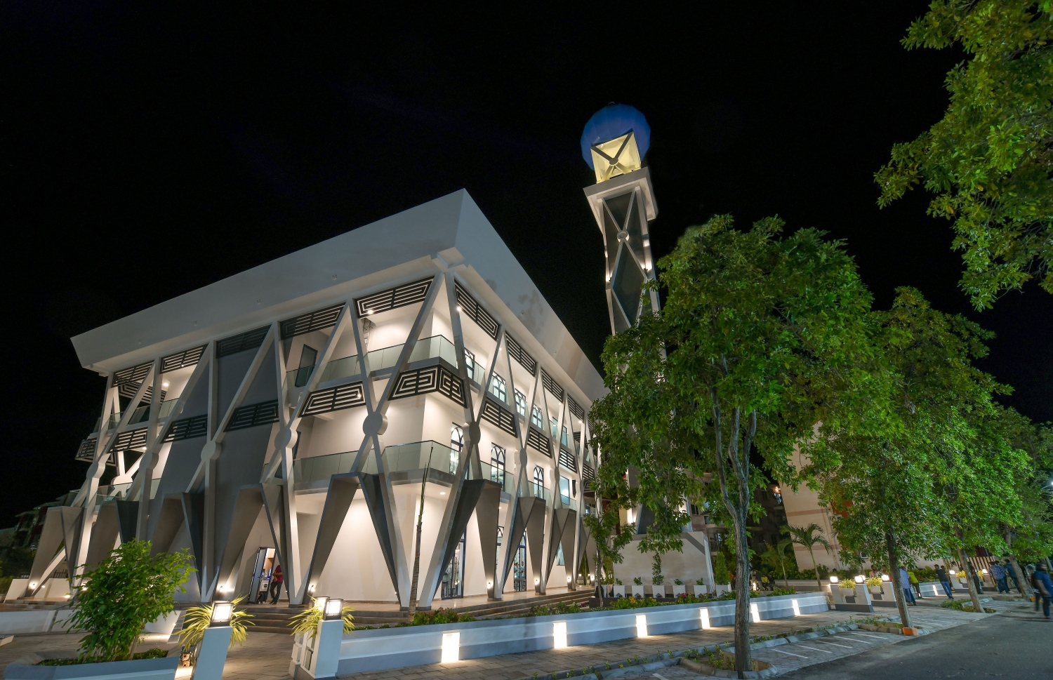 އާރުސީސީގެ ހަރަދުގައި ހުޅުމާލޭގައި އިމާރާތްކުރި "މަސްޖިދުއް ރަޝީދު": ހުޅުމާލޭގެ އަމިން އެވެނިއު ކައިރީގައި އިމާރާތްކުރި މަސްޖިދުއް ރަޝީދަކީ 1،200 މީހުންގެ ޖާގައިގެ ތަނެއް.--- ފޮޓޯ: ނިޝާން އަލީ/މިހާރު