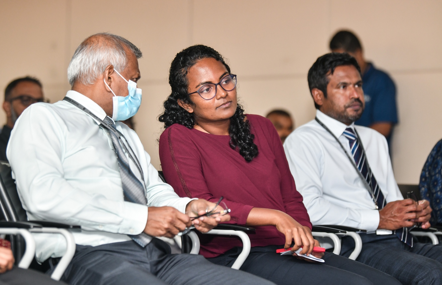 ދިވެހި ފައިސާގެ ނިޝާން ތައާރަފްކުރުމަށް ބޭއްވި ރަސްމިއްޔާތުގެ ތެރެއިން. ގަވަރުނަރު އަލީ ހާޝިމް އަދި މިނިސްޓަރު އައިމިނަތު ޝައުނާ--ފޮޓޯ:ފަޔާޒް މޫސާ/މިހާރު