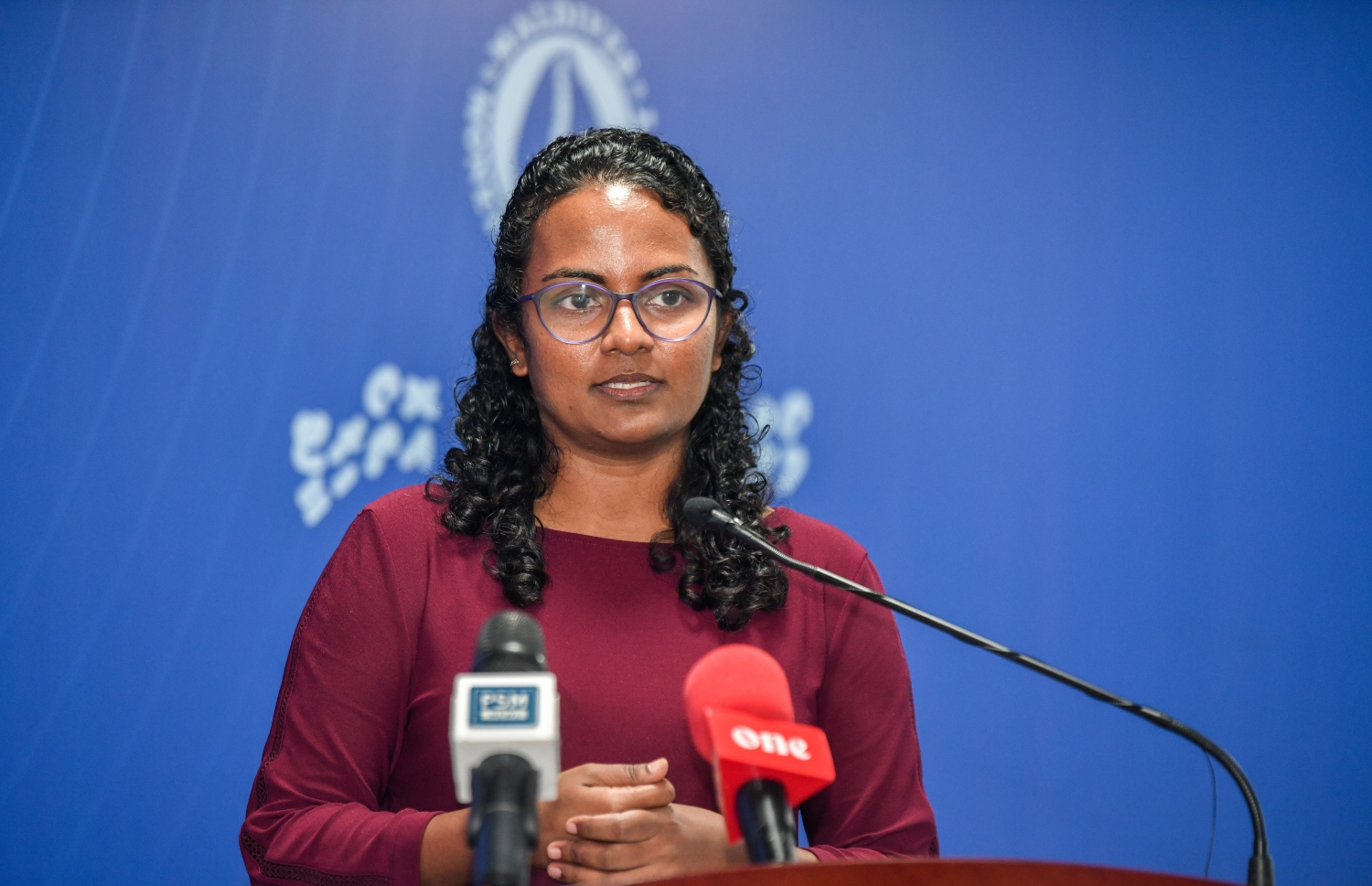 އެންވަޔަރުމަންޓް މިނިސްޓަރު އައިމިނަތު ޝައުނާ. އޭނާ ވިދާޅުވީ، ދިވެހި ފައިސާގެ ނިޝާނުގައި ދިވެހި ތާނަ އަކުރެއް ބޭނުން ކުރުމަކީ ލިބުނު ފަހުރެއް ކަމަށް--ފޮޓޯ:ފަޔާޒް މޫސާ/މިހާރު