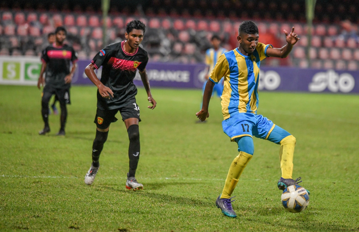 ކްލަބް ވެލެންސިއާ އާއި ޔޫވީ ބައްދަލުކުރި ފައިނަލް މެޗުގައި ވެލެންސިއާގެ ހުސެއިން އާއިޝް އަބްދުލް ވާހިދު ބޯޅަ ކޮންޓްރޯލް ކުރަނީ.-- ފޮޓޯ: ފަޔާޒު މޫސާ/ މިހާރު