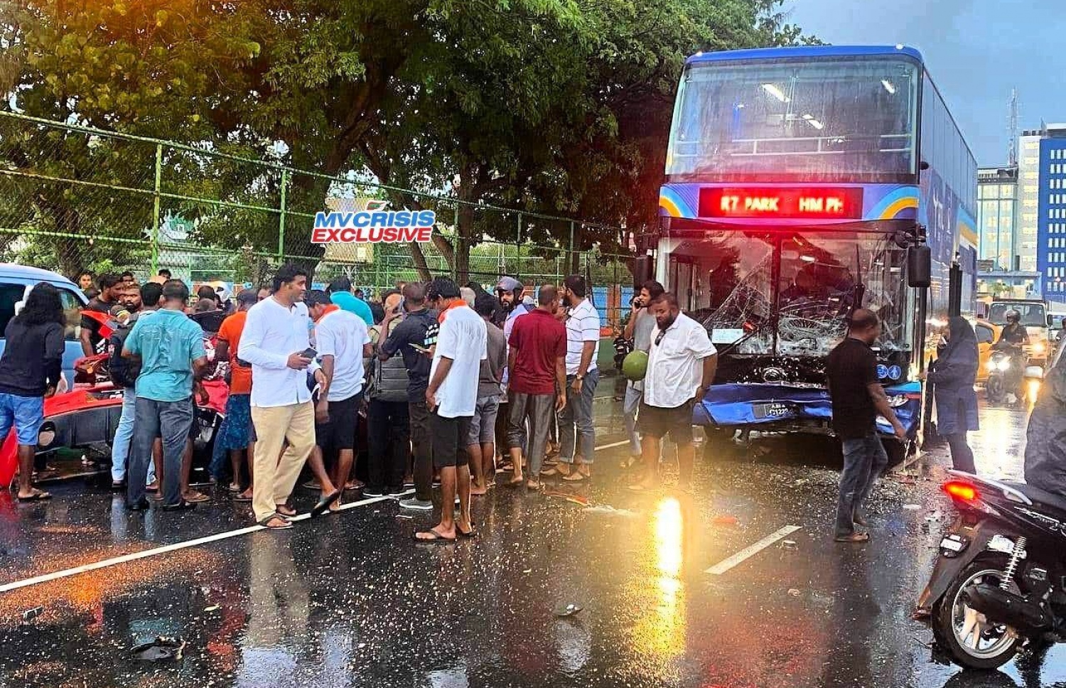 މާލޭގައި އެމްޓީސީސީގެ ބަހަކާއި ކާރެއް ޖެހި މިއަދު އިރުއޮއްސުނުއިރު ހިނގި އެކްސިޑެންޓް.-- ފޮޓޯ: އެމްވީ ކްރައިސިސް.