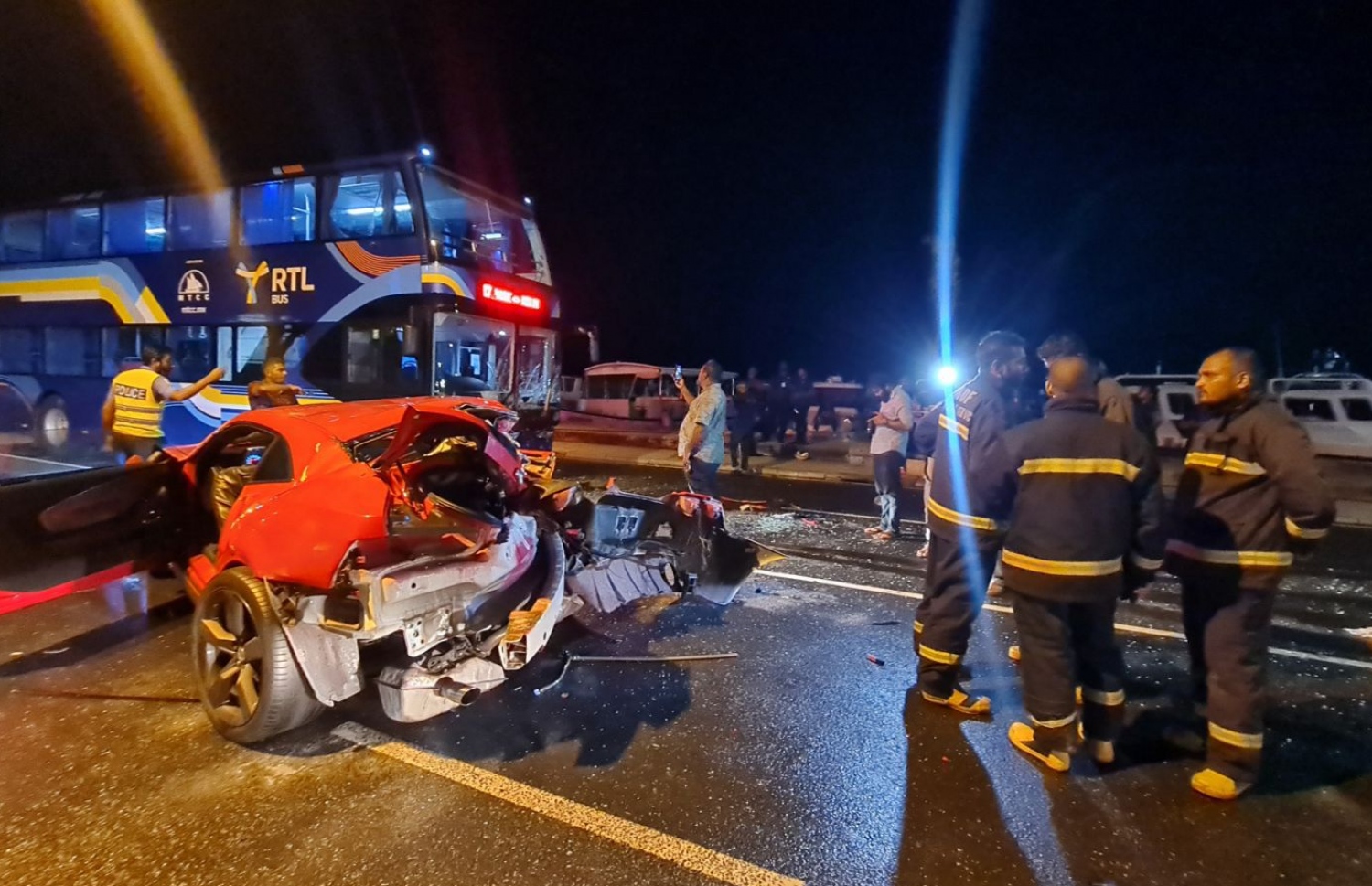 މާލޭގައި ބާރަށް ދުއްވި ކާރެއް ބަހެއްގައި ޖެހި އެކްސިޑެންޓުވެފައި.-- ފޮޓޯ: އެމްއެންޑީއެފް