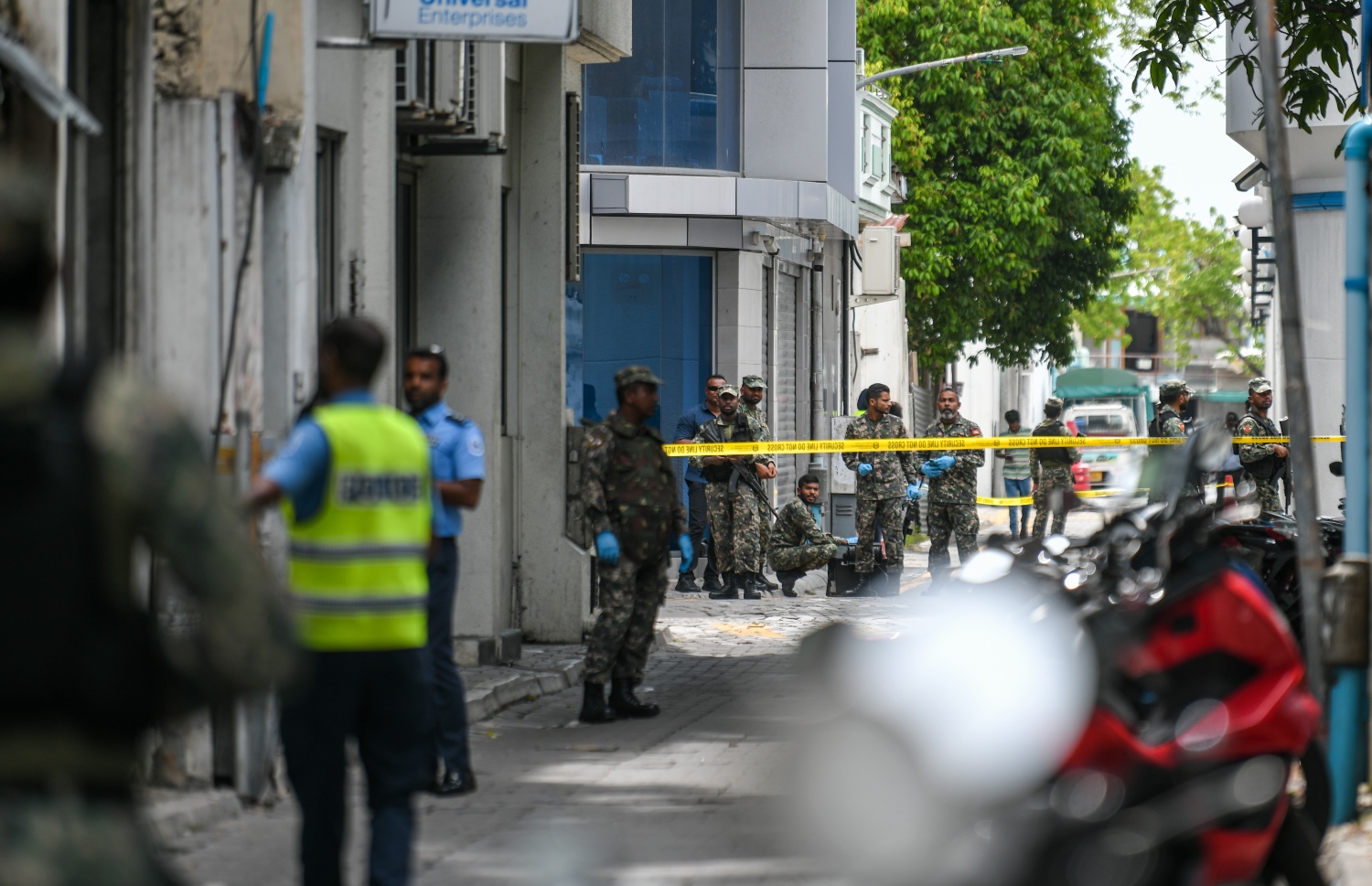 ފުލުހުންނާއި ސިފައިން މާލޭގައި އޮޕަރޭޝަނެއް ހިންގަނީ: ސިފައިންނާއި ފުލުހުންނަކީ ދައުލަތުން އެންމެ ބޮޑު ހޭދައެއް ކުރާ ދެ މުއައްސަސާ. -- ފޮޓޯ: ފަޔާޒް މޫސާ | މިހާރު