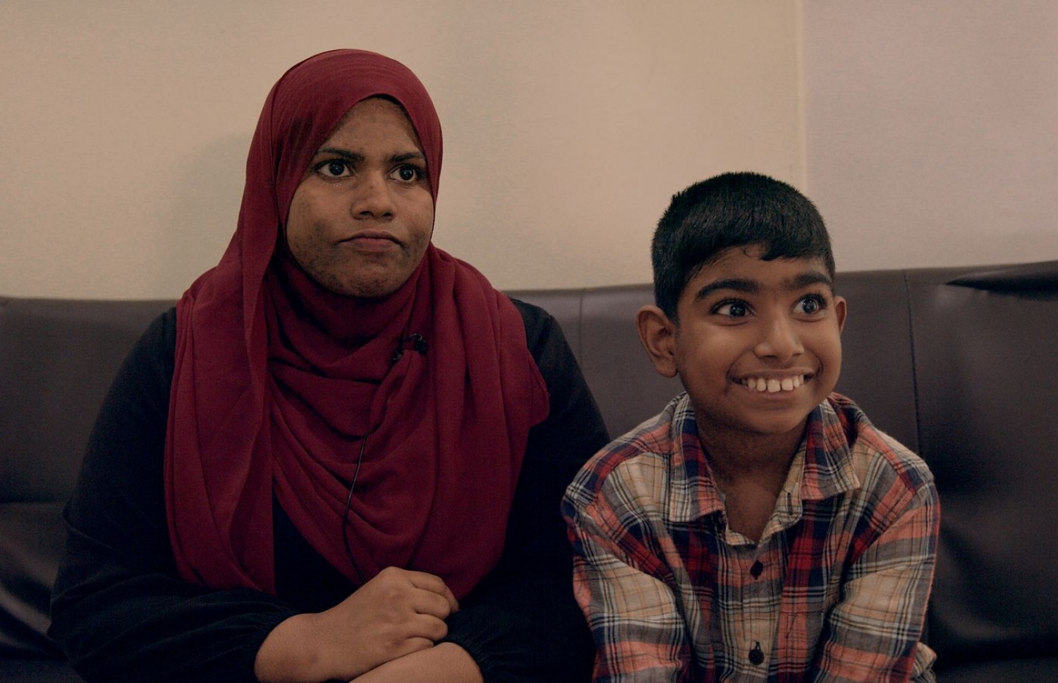 އަޒާން އޭނާގެ މަންމައާއެކު