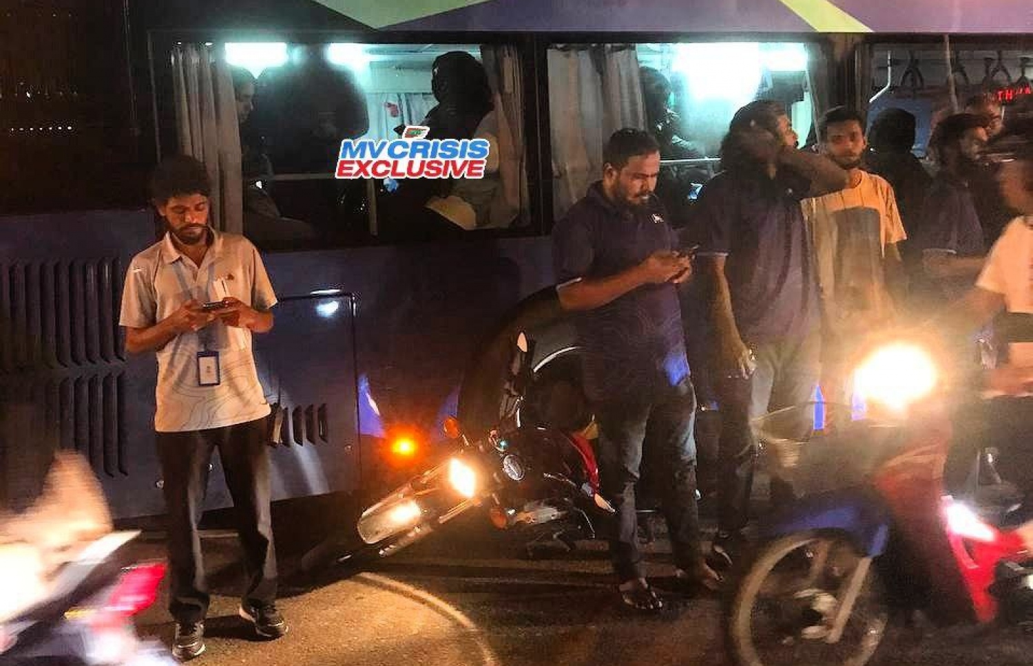 ބަހެއްގައި ސައިކަލު ޖެހިގެން މިރޭ އެކްސިޑެންޓް ހިނގި ސަރަހައްދުގައި އެމްޓީސީސީގެ މުވައްޒަފުންނާއި އާއްމުން މަޑުކޮޑްލައިގެން.-- ފޮޓޯ: އެމްވީކްރައިސިސް