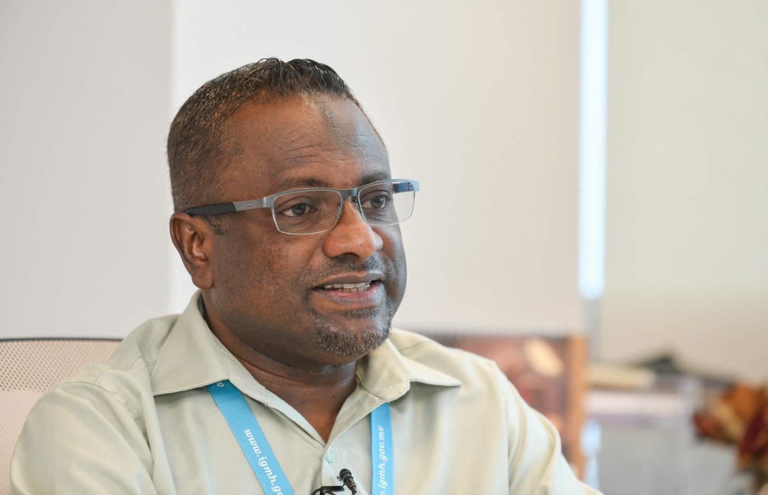 ރާއްޖޭގެ ފުރަތަމަ ޕްލާސްޓިކް ސާޖަން ޑރ. ވަހީދު "މިހާރު" އަށް އިންޓަވިއު ދެއްވަނީ: އައިޖީއެމްއެޗްގައި މަސައްކަތް ފެއްޓެވި ފުރަތަމަ ހަފުތާގައި ވެސް ހަތަރު ވަރަކަށް ސާޖަރީ ކުރެއްވި..-- ފޮޓޯ: ނިޝާން އަލީ/ މިހާރު