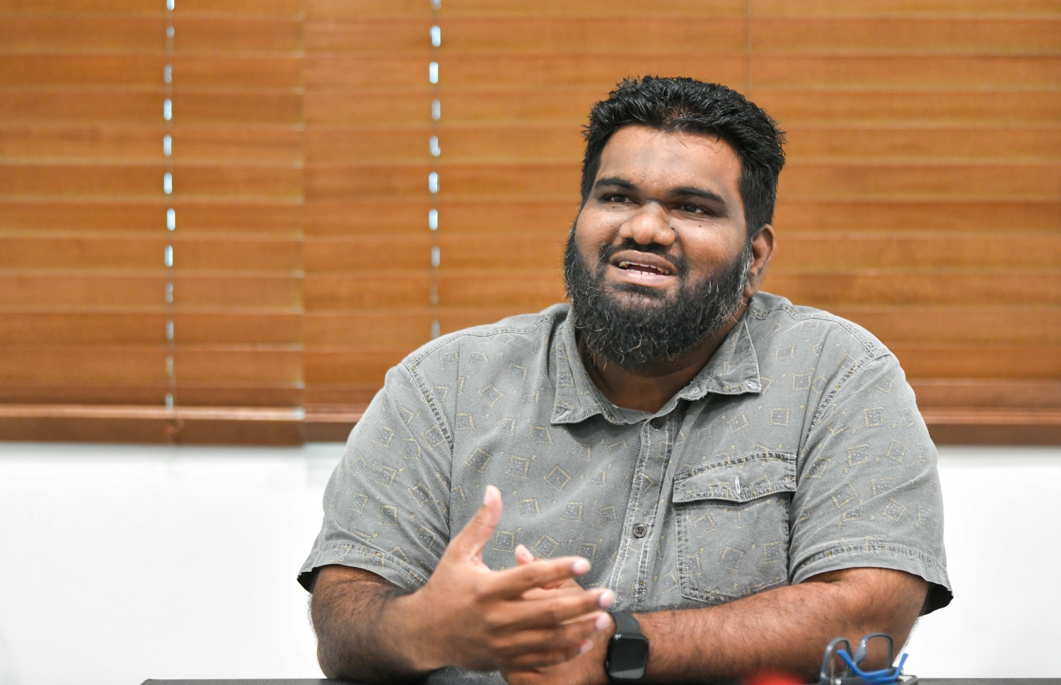 އަލީ "މިހާރު"އަށް އިންޓަވިއު ދެނީ -- ފޮޓޯ | ނިޝާން އަލީ