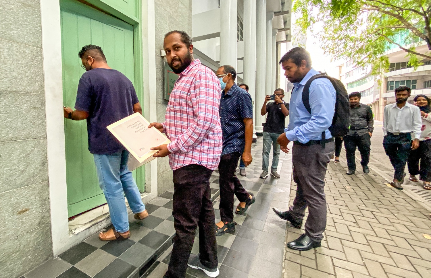 ޕެޓިޝަން ހުށަހަޅަން ނޫސްވެރިން ރައީސް އޮފީހަށް ވަންނަނީ. -- ފޮޓޯ: ފަޔާޒް މޫސާ | މިހާރު