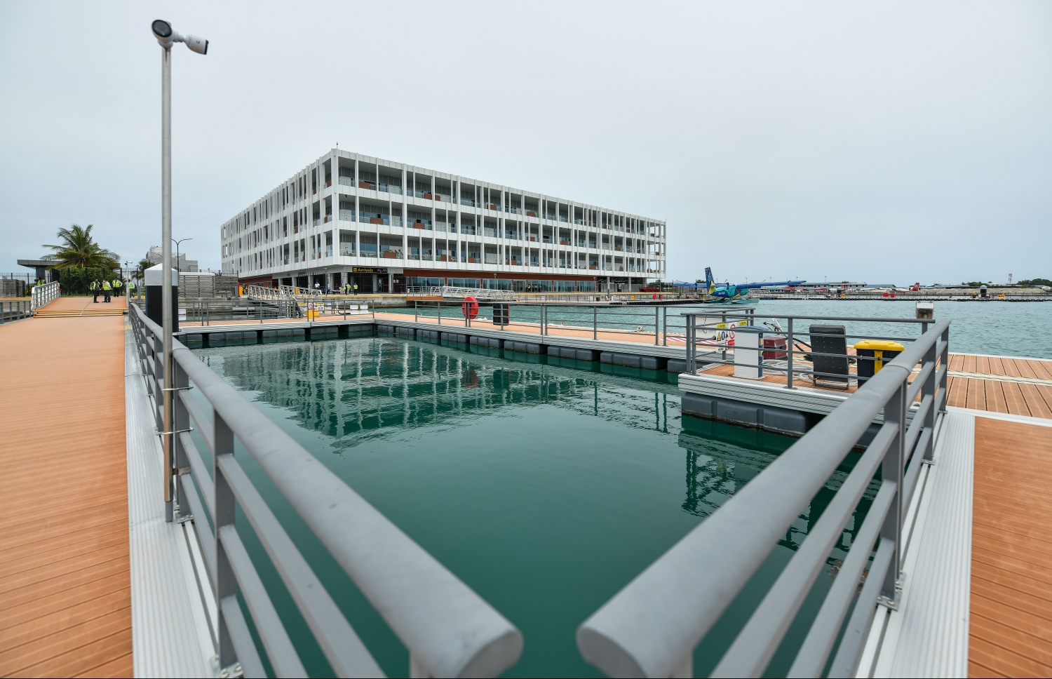 އެމްއޭސީއެލްއިން ޒަމާނީ ފެންވަރަށް ތަރައްގީކޮށްފައިވާ އާ ސީޕްލޭން ޓާމިނަލް "ނޫވިލު"ގެ ޑޮކިން ޕްލެޓްފޯމް، މިޓާމިނަލުން އެއްފަހަރާ 6000 އަށް ވުރެ ގިނަ މީހުންނަށް ހިދުމަތް ދެވޭ --. ފޮޓޯ: ނިޝާން އަލީ