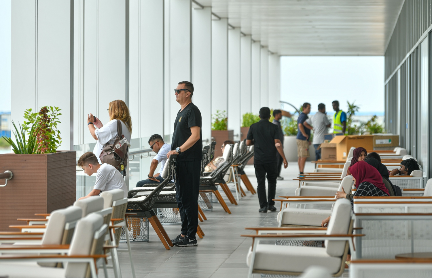 އެމްއޭސީއެލްއިން ޒަމާނީ ފެންވަރަށް ތަރައްގީކޮށްފައިވާ އާ ސީޕްލޭން ޓާމިނަލް "ނޫވިލު" ލައުންޖުގައި ފަސިންޖަރުުންތަކެއް މަޑުކޮށްލައިގެން، މިޓާމިނަލުން އެއްފަހަރާ 6000 އަށް ވުރެ ގިނަ މީހުންނަށް ހިދުމަތް ދެވޭ --. ފޮޓޯ: ނިޝާން އަލީ