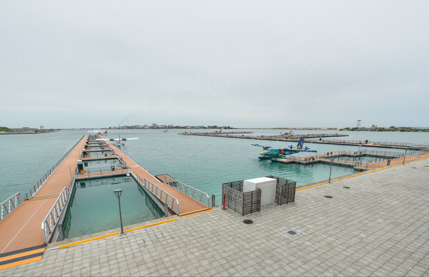 އެމްއޭސީއެލްއިން ޒަމާނީ ފެންވަރަށް ތަރައްގީކޮށްފައިވާ އާ ސީޕްލޭން ޓާމިނަލް "ނޫވިލު"ގެ ޑޮކިން ޕްލެޓްފޯމް، މިޓާމިނަލުން އެއްފަހަރާ 6000 އަށް ވުރެ ގިނަ މީހުންނަށް ހިދުމަތް ދެވޭ --. ފޮޓޯ: ނިޝާން އަލީ