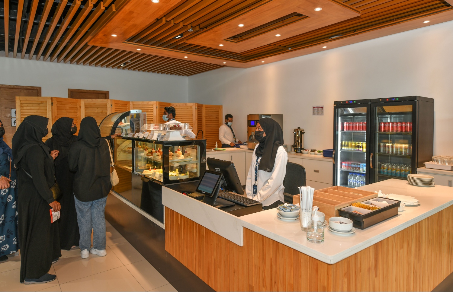 އާ ސީޕްލޭން ޓާމިނަލްގެ ލައުންޖެއްގައި ފަސިންޖަރުންނަށް ހިދުމަތް ދެނީ. -- ފޮޓޯ: ނިޝާން އަލީ/ މިހާރު