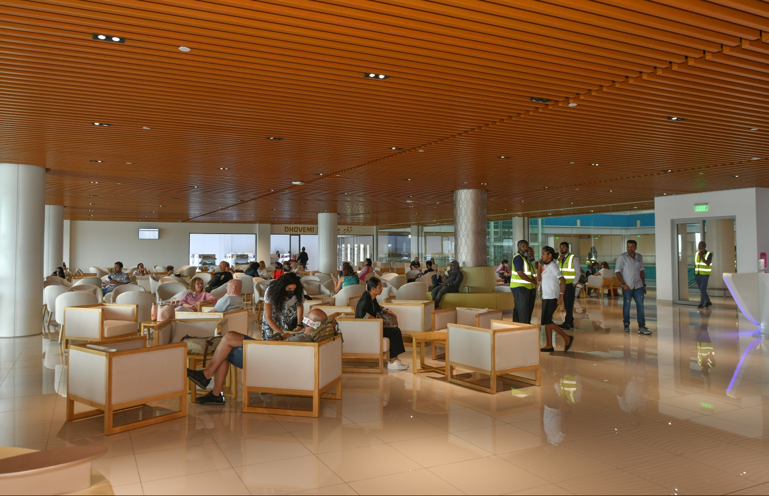 އެމްއޭސީއެލްއިން ޒަމާނީ ފެންވަރަށް ތަރައްގީކޮށްފައިވާ އާ ސީޕްލޭން ޓާމިނަލް "ނޫވިލު" ލައުންޖުގައި ފަސިންޖަރުުންތަކެއް މަޑުކޮށްލައިގެން، މިޓާމިނަލުން އެއްފަހަރާ 6000 އަށް ވުރެ ގިނަ މީހުންނަށް ހިދުމަތް ދެވޭ --. ފޮޓޯ: ނިޝާން އަލީ