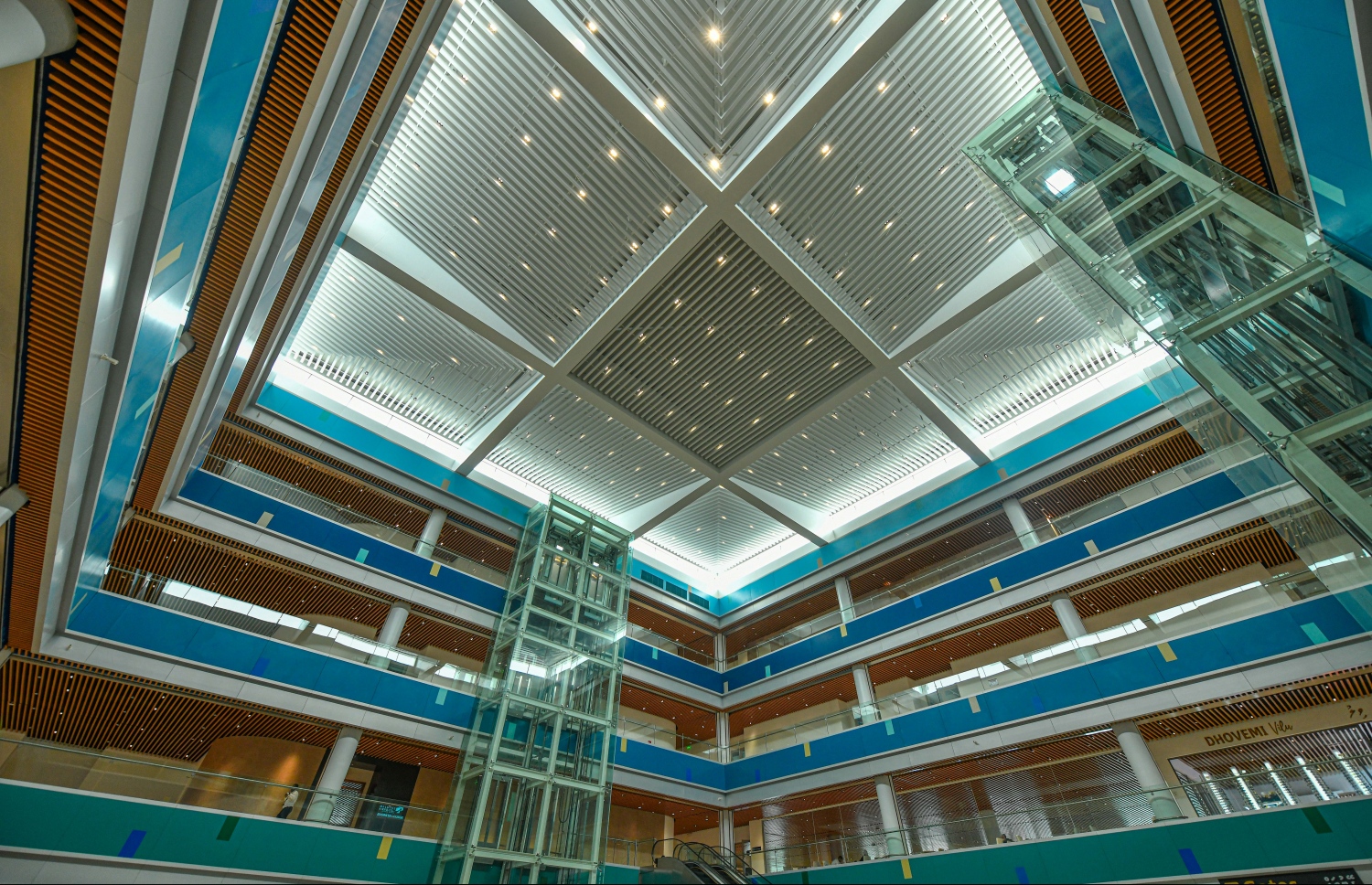 އާ ސީޕްލޭން ޓާމިނަލްގެ ލޮބީ. ސީޕްލޭން ޓާމިނަލްގައި ރިސޯޓުތަކަށް ގިނަ ލައުންޖުތަކެއް ހާއްސަކޮށްފައިވޭ--ފޮޓޯ:ނިޝާން އަލީ/މިހާރު