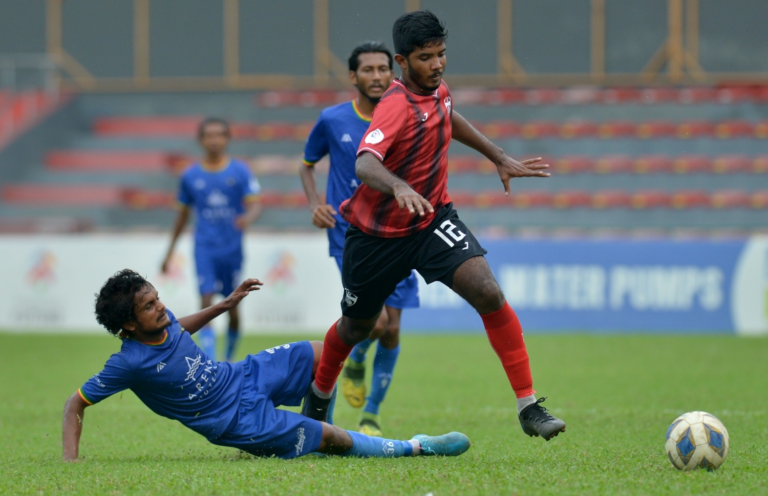 ޓީސީ އަށް ފުރަތަމަ ލަނޑު ޖަހައިދިން ހައިޝަމް ރަޝީދު (ކ) ބޯޅަ ހިފައިގެން ދާން މަސައްކަތް ކުރަނީ --- ފޮޓޯ: އެފްއޭއެމް