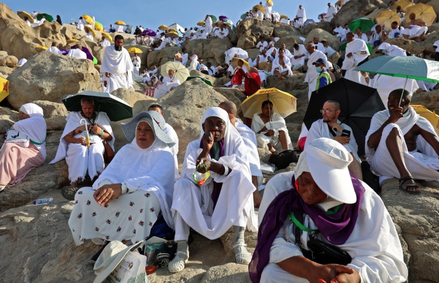 ޖުލައި 8، 2022 - މައްކާ، ސައޫދީ އަރަބިއްޔާ: ހައްޖާޖީން އަރަފާތު ފަރުބަދަ ނުވަތަ ޖަބަލުއް ރަހްމާ އަށް ޖަމާވެ ދުއާކުރުމާއި ޒިކުރުކުރުމުގައި މަޝްއޫލްވެގެން. މި އަހަރު 899،353 މީހަކު ހައްޖުގެ އަޅުކަން ފުރިހަމަކުރި ކަމަށް ސައޫދީގެ ކަމާބެހޭ އިދާރާއިން ވަނީ ބުނެފައި މީގެ ތެރެއިން 779،919 މީހުންނަކީ އެކި ގައުމުތަކުން ދިޔަ މީހުން -- ފޮޓޯ: އޭއެފްޕީ