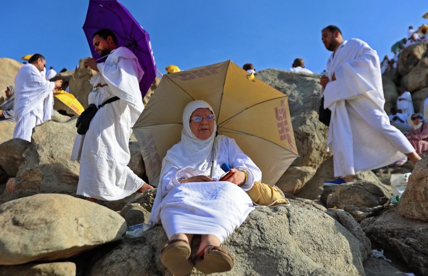 ޖުލައި 8، 2022 - މައްކާ، ސައޫދީ އަރަބިއްޔާ: ހައްޖާޖީން އަރަފާތު ފަރުބަދަ ނުވަތަ ޖަބަލުއް ރަހްމާ އަށް ޖަމާވެ ދުއާކުރުމާއި ޒިކުރުކުރުމުގައި މަޝްއޫލްވެގެން. މި އަހަރު 899،353 މީހަކު ހައްޖުގެ އަޅުކަން ފުރިހަމަކުރި ކަމަށް ސައޫދީގެ ކަމާބެހޭ އިދާރާއިން ވަނީ ބުނެފައި މީގެ ތެރެއިން 779،919 މީހުންނަކީ އެކި ގައުމުތަކުން ދިޔަ މީހުން -- ފޮޓޯ: އޭއެފްޕީ