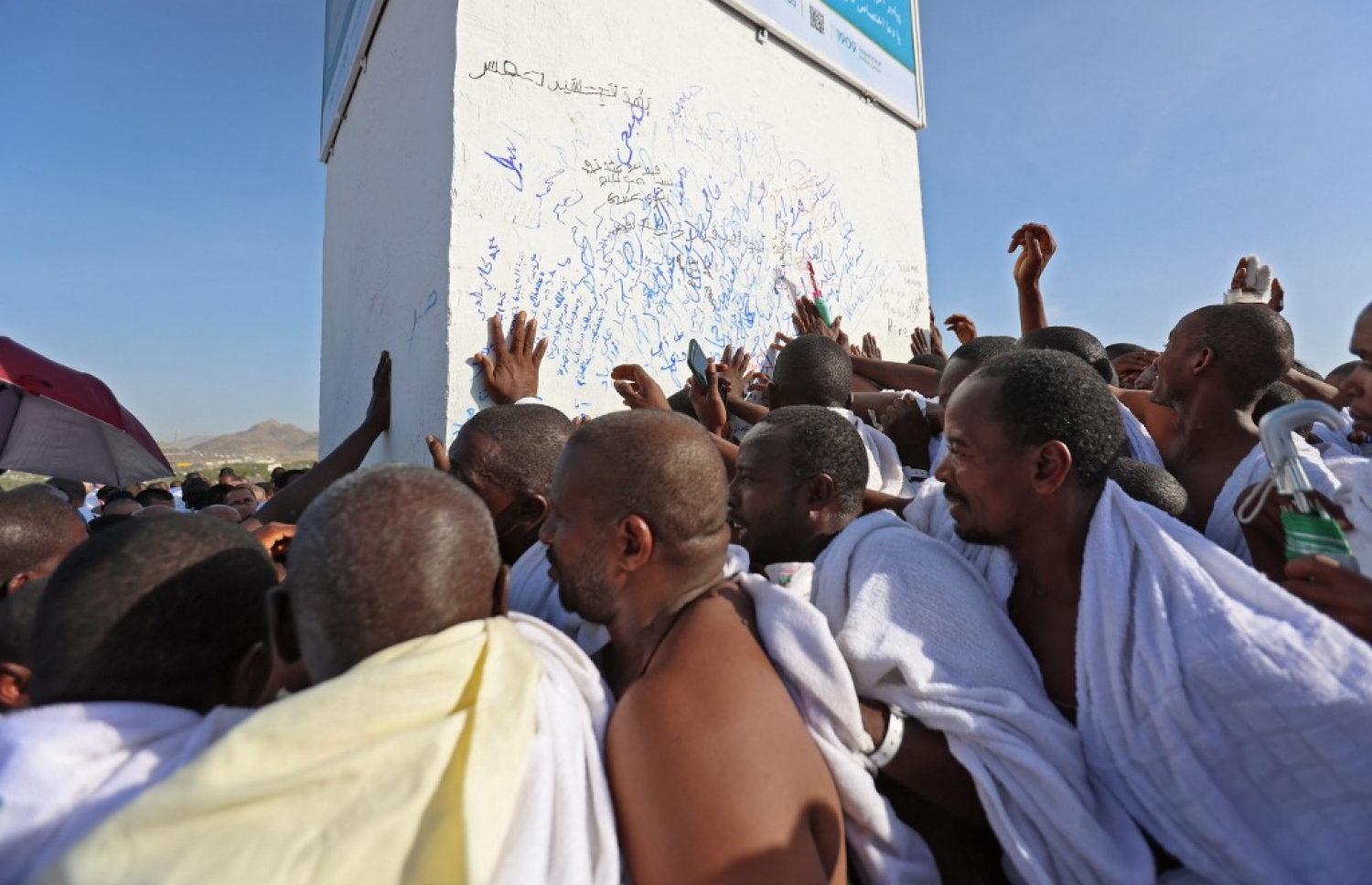 ޖުލައި 8، 2022 - މައްކާ، ސައޫދީ އަރަބިއްޔާ: ހައްޖާޖީން އަރަފާތު ފަރުބަދަ ނުވަތަ ޖަބަލުއް ރަހްމާ އަށް ޖަމާވަނީ. މި އަހަރު 899،353 މީހަކު ހައްޖުގެ އަޅުކަން ފުރިހަމަކުރި ކަމަށް ސައޫދީގެ ކަމާބެހޭ އިދާރާއިން ވަނީ ބުނެފައި މީގެ ތެރެއިން 779،919 މީހުންނަކީ އެކި ގައުމުތަކުން ދިޔަ މީހުން -- ފޮޓޯ: އޭއެފްޕީ