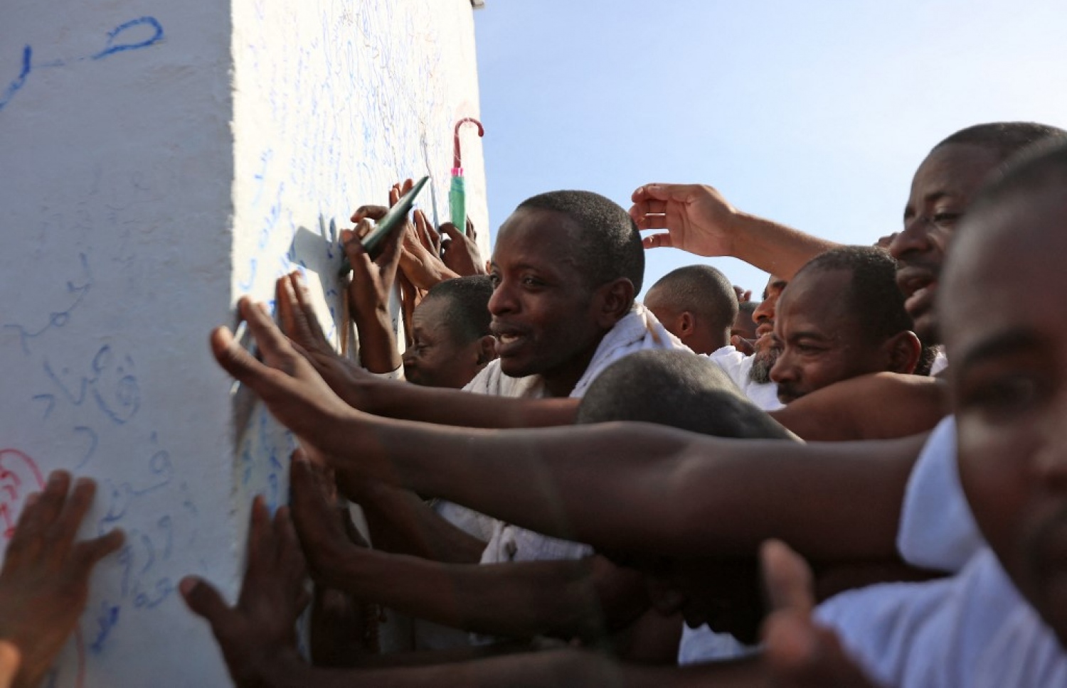 ޖުލައި 8، 2022 - މައްކާ، ސައޫދީ އަރަބިއްޔާ: ހައްޖާޖީން އަރަފާތު ފަރުބަދަ ނުވަތަ ޖަބަލުއް ރަހްމާ އަށް ޖަމާވަނީ. މި އަހަރު 899،353 މީހަކު ހައްޖުގެ އަޅުކަން ފުރިހަމަކުރި ކަމަށް ސައޫދީގެ ކަމާބެހޭ އިދާރާއިން ވަނީ ބުނެފައި މީގެ ތެރެއިން 779،919 މީހުންނަކީ އެކި ގައުމުތަކުން ދިޔަ މީހުން -- ފޮޓޯ: އޭއެފްޕީ