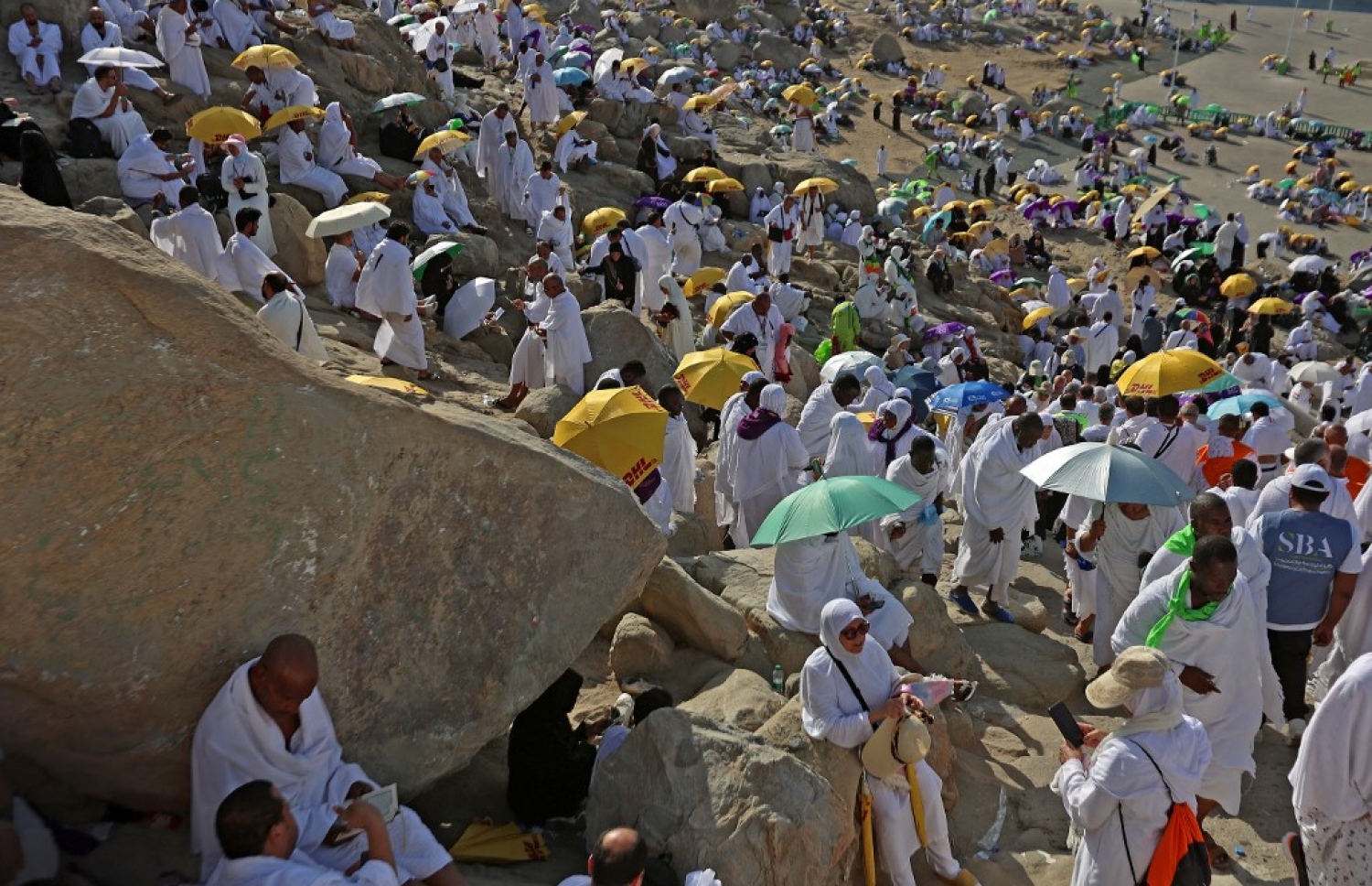 ޖުލައި 8، 2022 - މައްކާ، ސައޫދީ އަރަބިއްޔާ: ހައްޖާޖީން އަރަފާތު ފަރުބަދަ ނުވަތަ ޖަބަލުއް ރަހްމާ އަށް ޖަމާވެ ދުއާކުރުމާއި ޒިކުރުކުރުމުގައި މަޝްއޫލްވެގެން. މި އަހަރު 899،353 މީހަކު ހައްޖުގެ އަޅުކަން ފުރިހަމަކުރި ކަމަށް ސައޫދީގެ ކަމާބެހޭ އިދާރާއިން ވަނީ ބުނެފައި މީގެ ތެރެއިން 779،919 މީހުންނަކީ އެކި ގައުމުތަކުން ދިޔަ މީހުން -- ފޮޓޯ: އޭއެފްޕީ