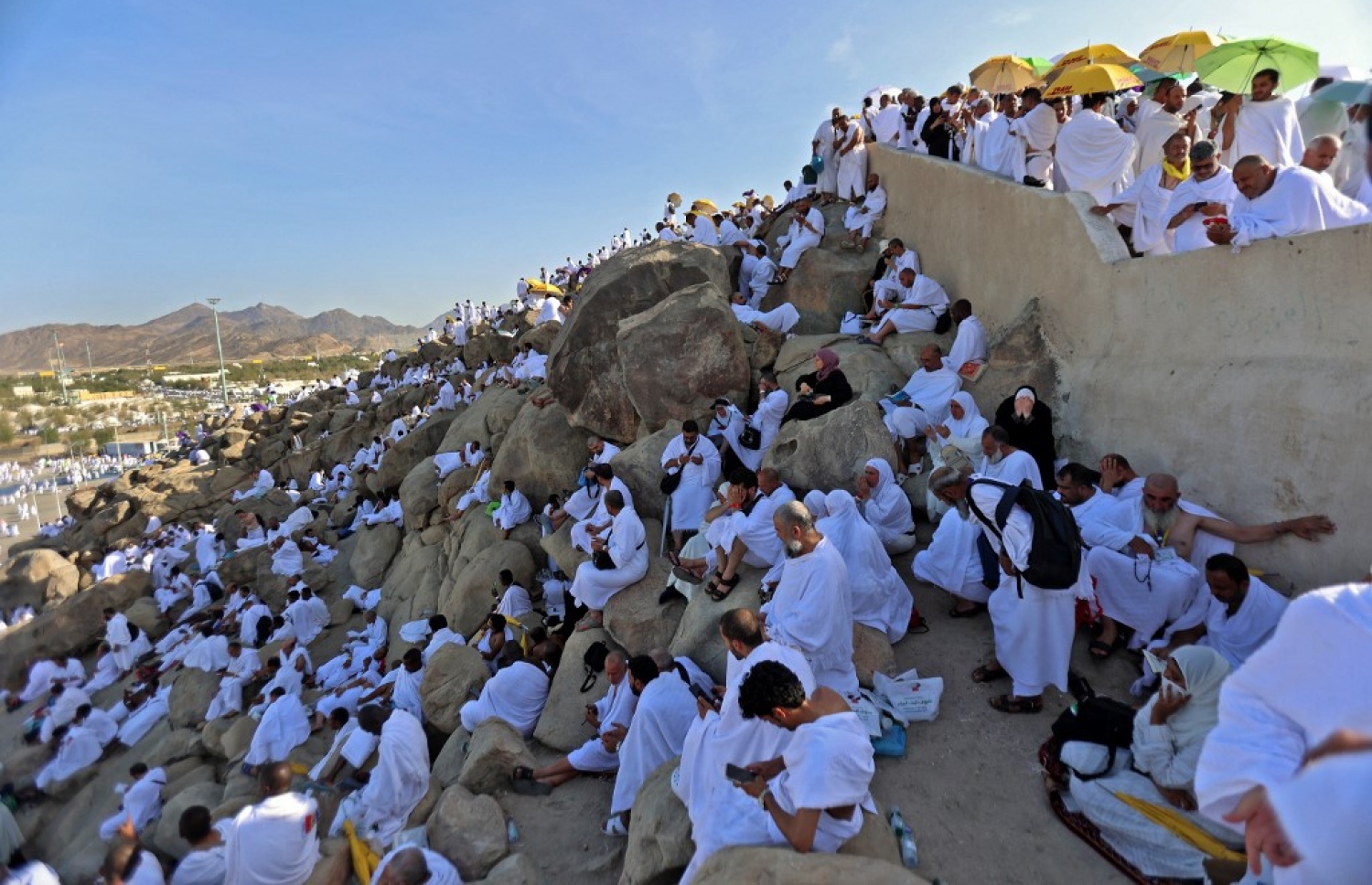 ޖުލައި 8، 2022 - މައްކާ، ސައޫދީ އަރަބިއްޔާ: ހައްޖާޖީން އަރަފާތު ފަރުބަދަ ނުވަތަ ޖަބަލުއް ރަހްމާ އަށް ޖަމާވެ ދުއާކުރުމާއި ޒިކުރުކުރުމުގައި މަޝްއޫލްވެގެން. މި އަހަރު 899،353 މީހަކު ހައްޖުގެ އަޅުކަން ފުރިހަމަކުރި ކަމަށް ސައޫދީގެ ކަމާބެހޭ އިދާރާއިން ވަނީ ބުނެފައި މީގެ ތެރެއިން 779،919 މީހުންނަކީ އެކި ގައުމުތަކުން ދިޔަ މީހުން -- ފޮޓޯ: އޭއެފްޕީ