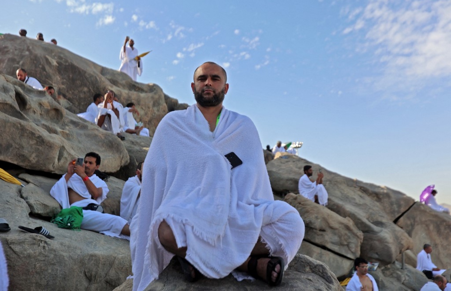 ޖުލައި 8، 2022 - މައްކާ، ސައޫދީ އަރަބިއްޔާ: ހައްޖާޖީން އަރަފާތު ފަރުބަދަ ނުވަތަ ޖަބަލުއް ރަހްމާ އަށް ޖަމާވެ ދުއާކުރުމާއި ޒިކުރުކުރުމުގައި މަޝްއޫލްވެގެން. ސައޫދީގެ ތަފާސް ހިސާބުން ދައްކާ ގޮތުން ހައްޖުގެ އަޅުކަމުގައި ބައިވެރިވި މީހުންގެ ތެރެއިން ވައިގެ މަގުން ސައޫދީ އަށް ދިޔަ މީހުންގެ އަދަދަކީ 738،860 -- ފޮޓޯ: އޭއެފްޕީ