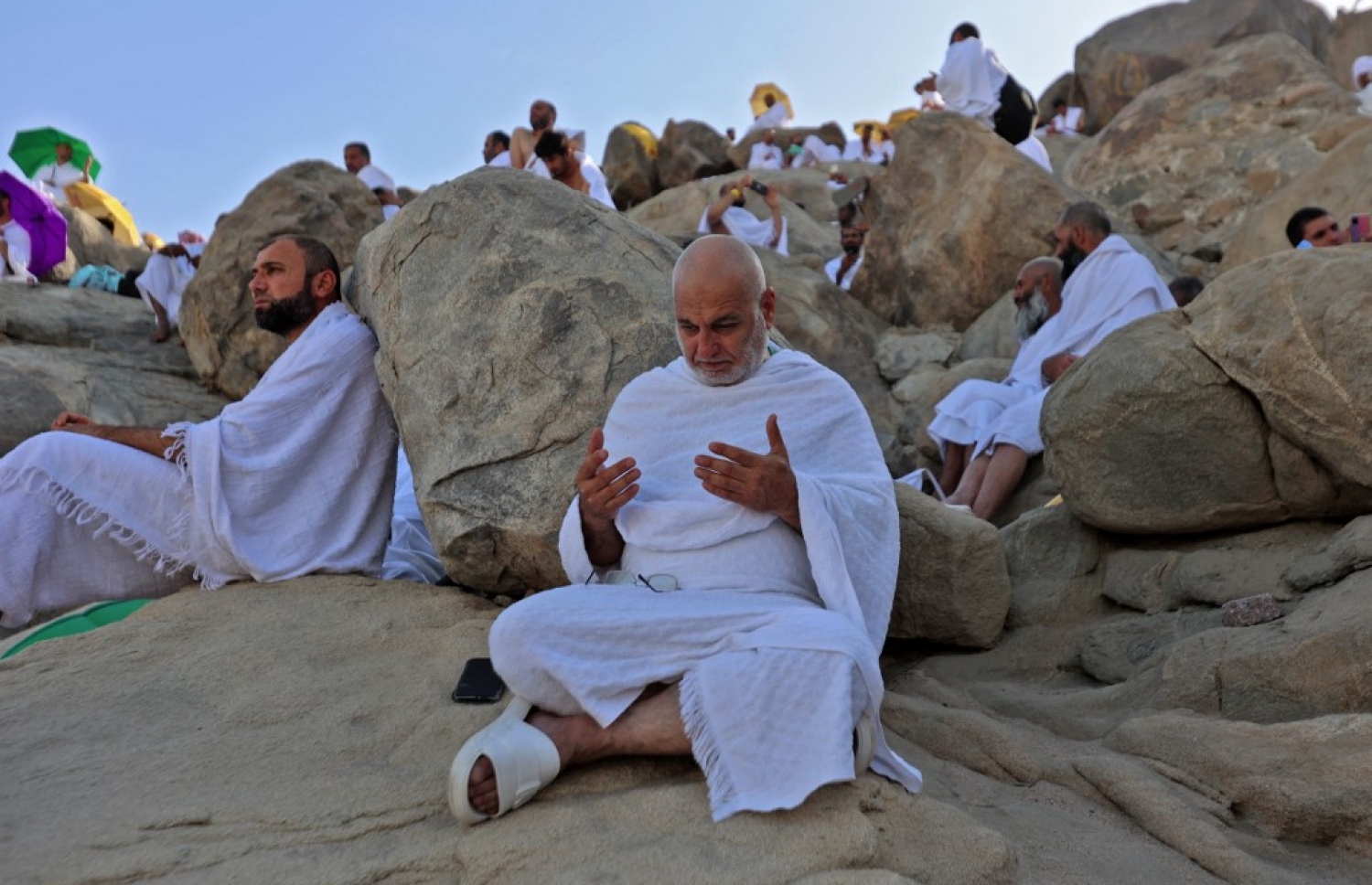 ޖުލައި 8، 2022 - މައްކާ، ސައޫދީ އަރަބިއްޔާ: ހައްޖާޖީން އަރަފާތު ފަރުބަދަ ނުވަތަ ޖަބަލުއް ރަހްމާ އަށް ޖަމާވެ ދުއާކުރުމާއި ޒިކުރުކުރުމުގައި މަޝްއޫލްވެގެން. ސައޫދީގެ ރަސްމީ ތަފާސް ހިސާބުން ދައްކާ ގޮތުން މި އަހަރު ހައްޖުގެ އަޅުކަން އަދާކުރި މިލިއަނެއްހާ މީހުންގެ ތެރެއިން 412،895 މީހުންނަކީ އަންހެނުން. -- ފޮޓޯ: އޭއެފްޕީ